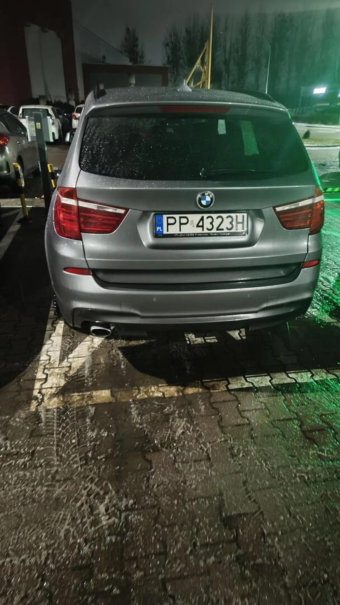 Kolejny kierowca zazdrośnik, który nie może przeboleć że kierowca elektryka naładuje swoje auto w trakcie korzystania z basenu, a sam musi tankować swoje auto przez 10 minut.