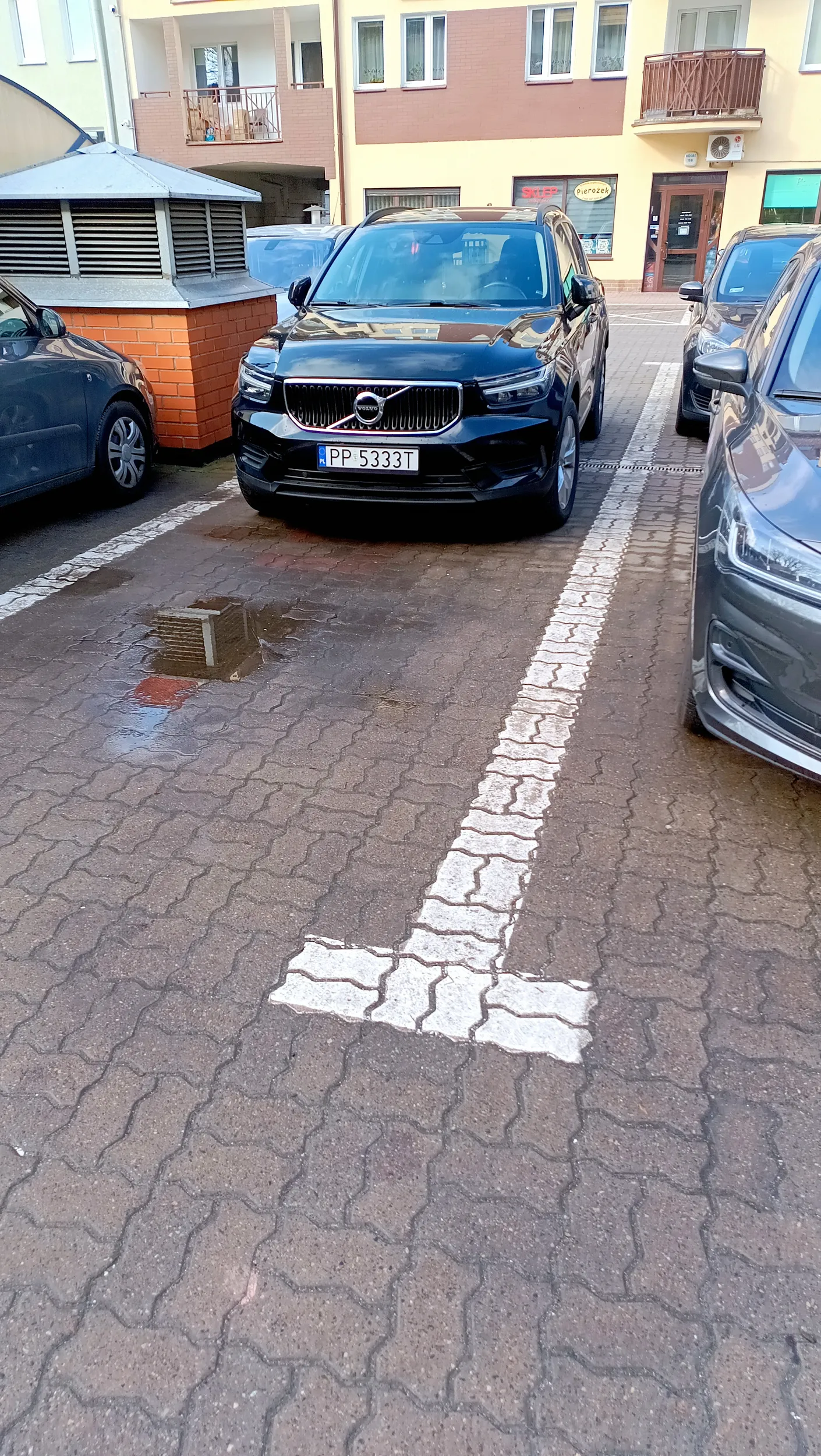 Pani blondynka bez wyobraźni przestrzennej zaparkowała sobie na dwóch stanowiskach w miejscu gdzie i tak już trudno znaleźć miejscy.