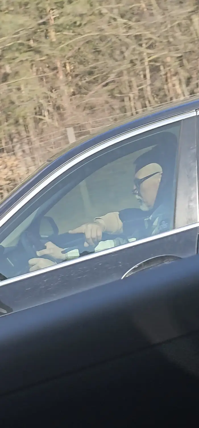 Kierowca widać, że zatrzymał się w czasach prl-u.  Szeryf drogowy środkowego pasa. Ulubieniec blokady lewego. A zarządzany jakąś babą gdzie makierować, która zapewni nie umie kierować. Kierowca pokazał swój kunszt podczas blokowania pasa, ewidentnie, nie wiedząc, że na drodze trzy pasmowej można wyprzedzać z prawej strony. Mam nadzieję, że to pani kierowco przeczytasz i zapoznasz się z przepisami. Czy na drogach? I autostrada tym bardziej 3 pasmowych jednym kierunku można wyprzedzać prawej strony.