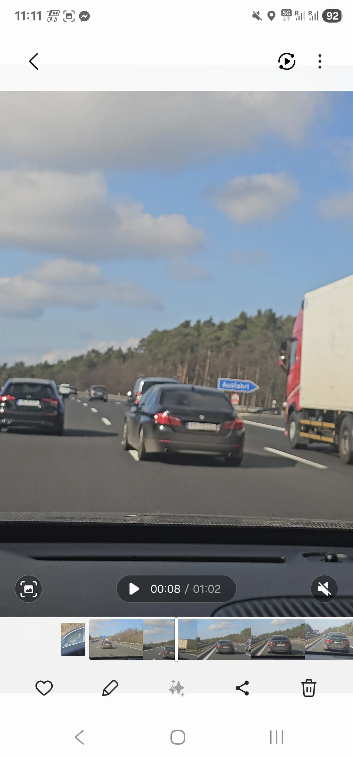 Kierowca widać, że zatrzymał się w czasach prl-u.  Szeryf drogowy środkowego pasa. Ulubieniec blokady lewego. A zarządzany jakąś babą gdzie makierować, która zapewni nie umie kierować. Kierowca pokazał swój kunszt podczas blokowania pasa, ewidentnie, nie wiedząc, że na drodze trzy pasmowej można wyprzedzać z prawej strony. Mam nadzieję, że to pani kierowco przeczytasz i zapoznasz się z przepisami. Czy na drogach? I autostrada tym bardziej 3 pasmowych jednym kierunku można wyprzedzać prawej strony.