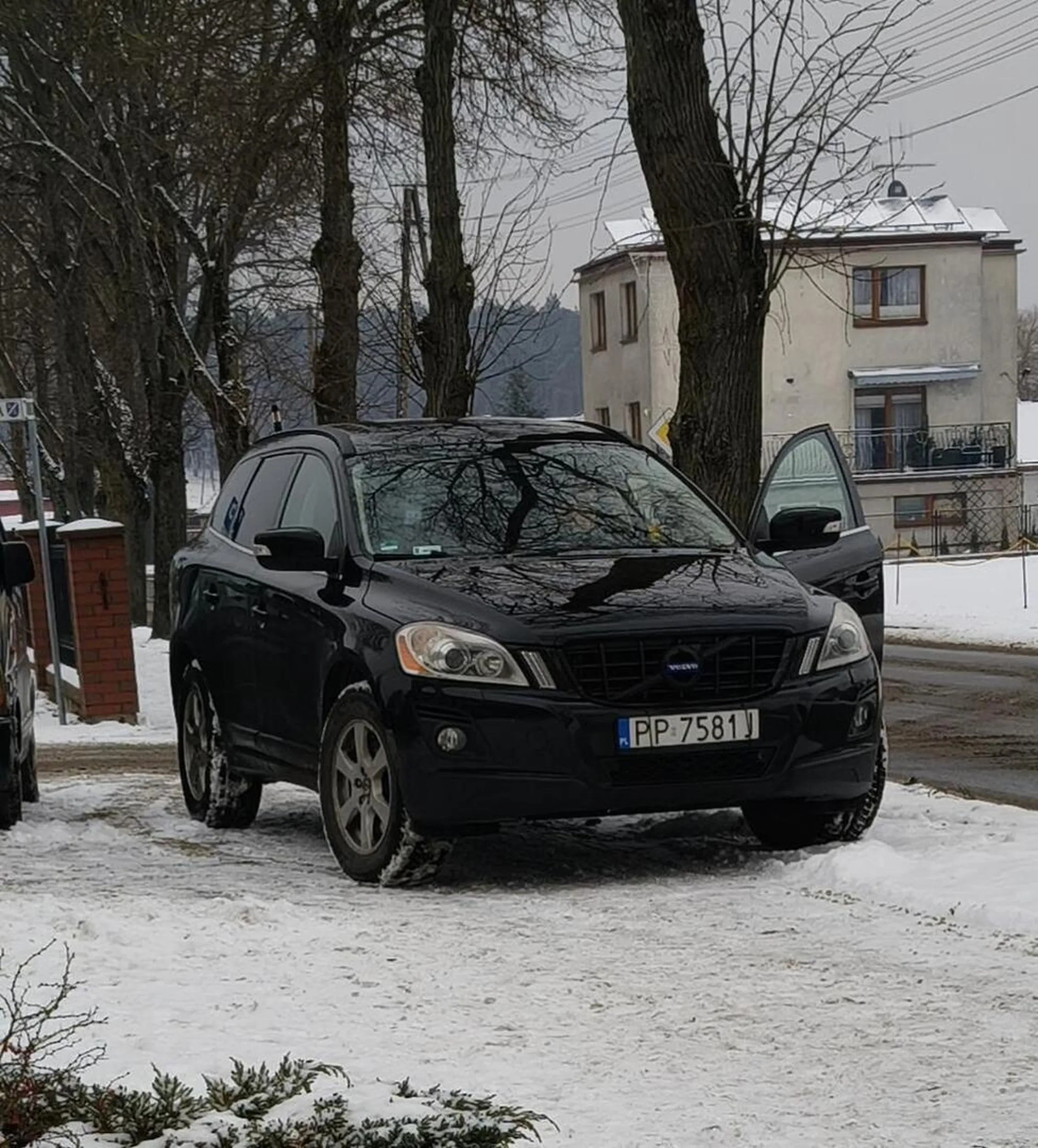 Wredna baba parkuje na parkingu po powiedzeniu jej że nie można parkować na parkingu to ona powiedziała że ma to gdzieś i machnęła ręką i odjechała