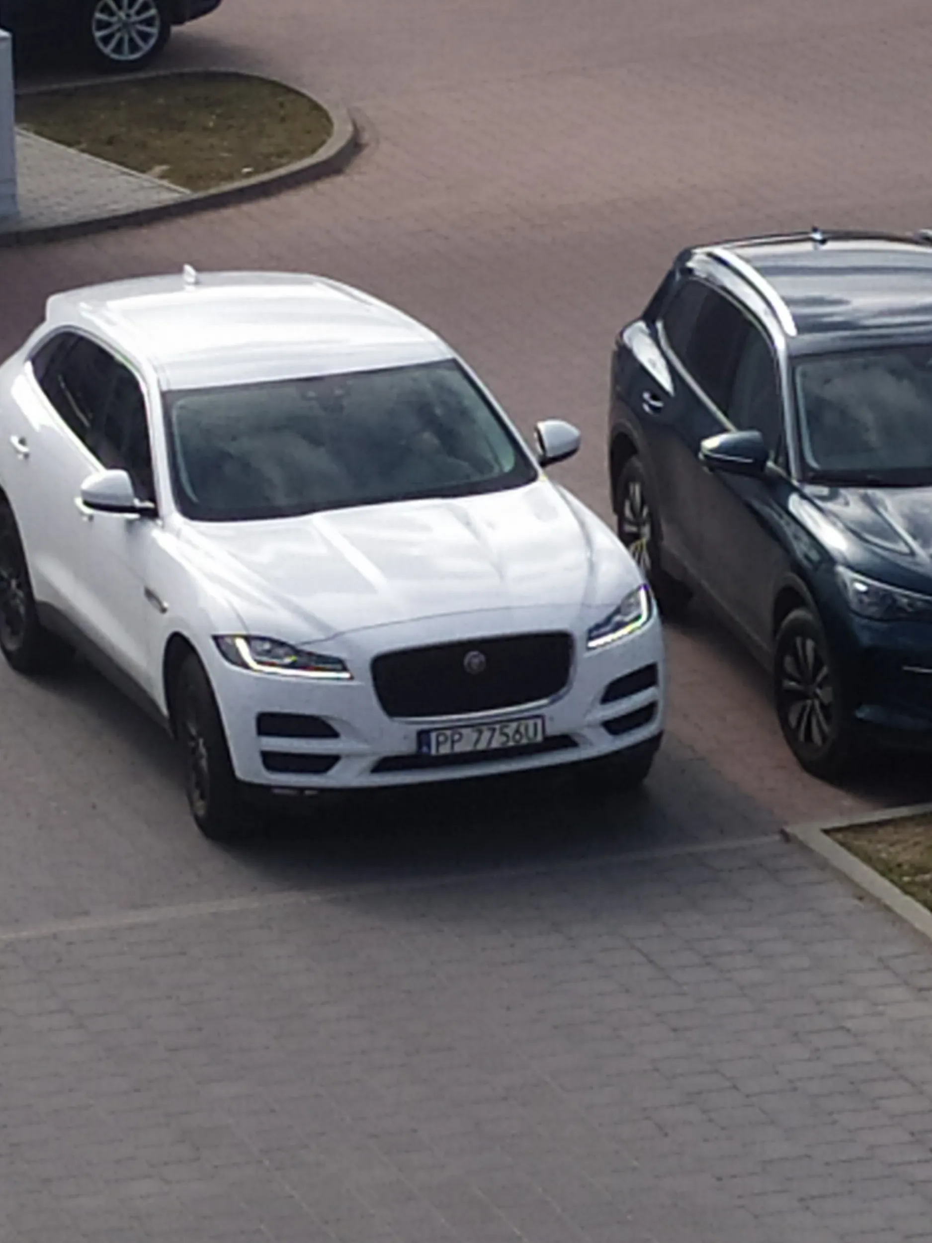 Parkowanie na drodze dojazdowej do osiedla na Grottgera.