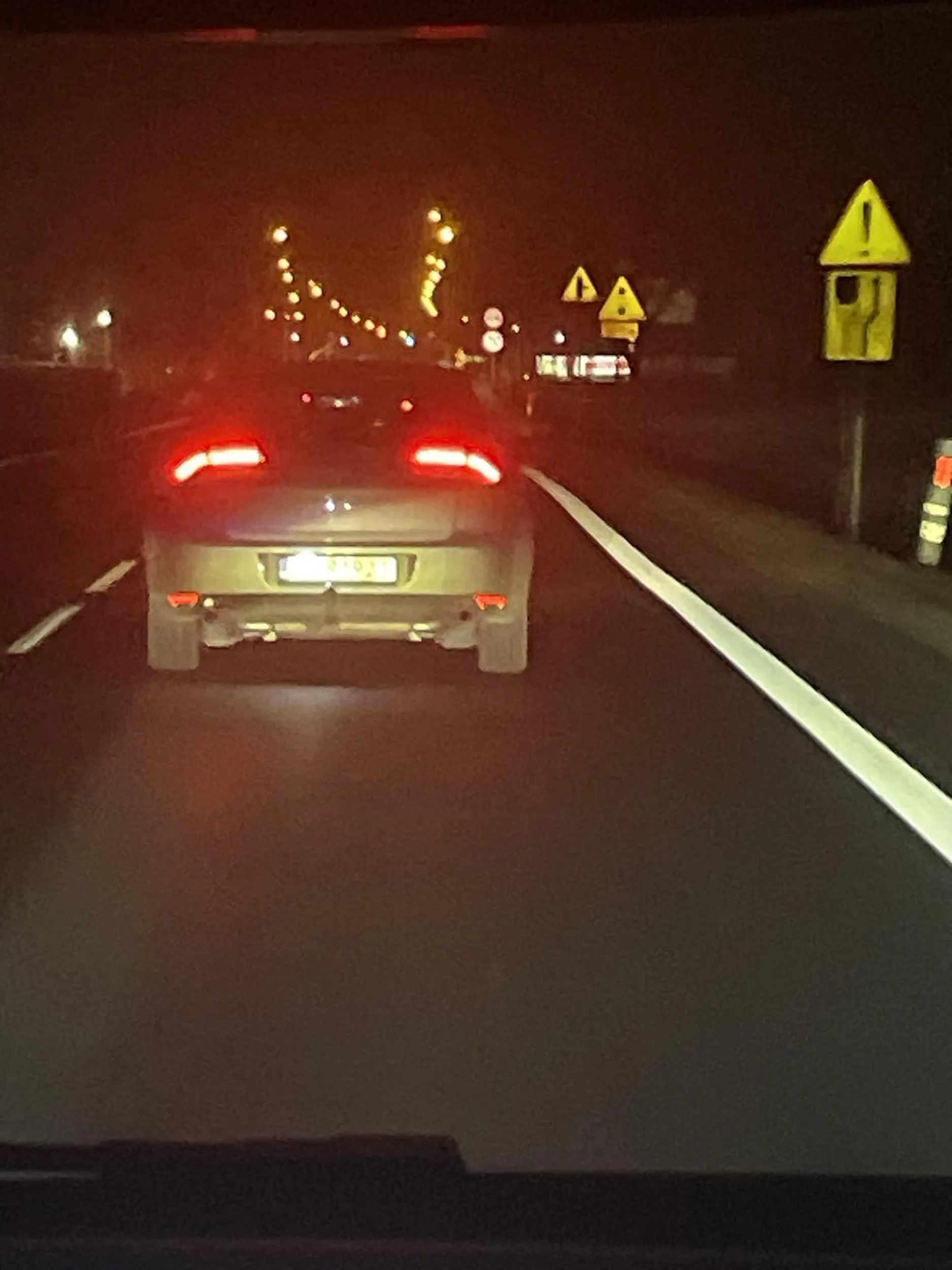 Kierowca na drodze ekspresowej S11 jedzie z prędkością niedopuszczalną. Nierozważny, nie włączający kierunkowskazów oraz wyprzedzający z prawym pasem.