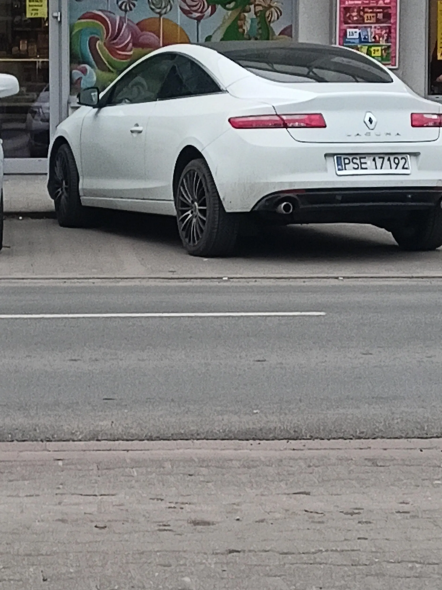 Jakąś babka stoi krzywo, zajmuje dwa miejsca na parkingu przed sklepami obok szkoły