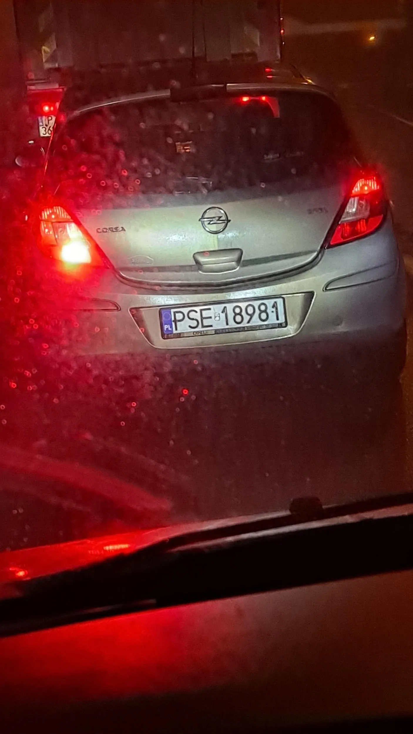 Polecam ponowny kurs prawa jazdy. Kierowca ze zdjęcia ewidentnie zapomniał. Jechalem za nim 30km i tylko mnie oślepiał, mruganie długimi nic nie dało.