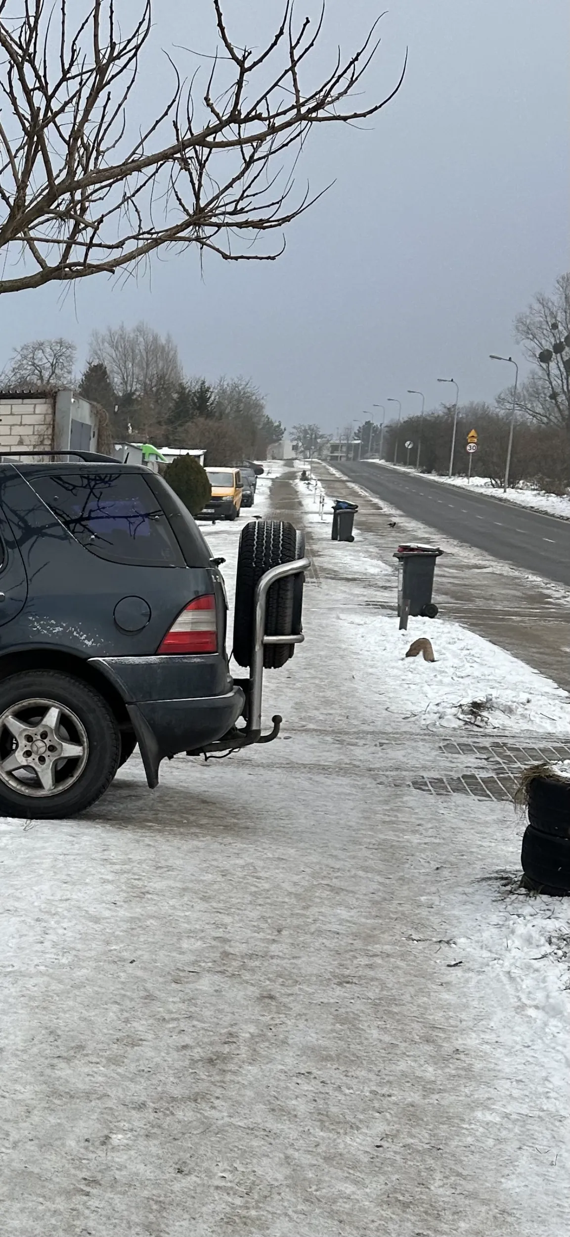 Bieda umysłowa ze slumsów notorycznie zastawia pół chodnika starym trupem.