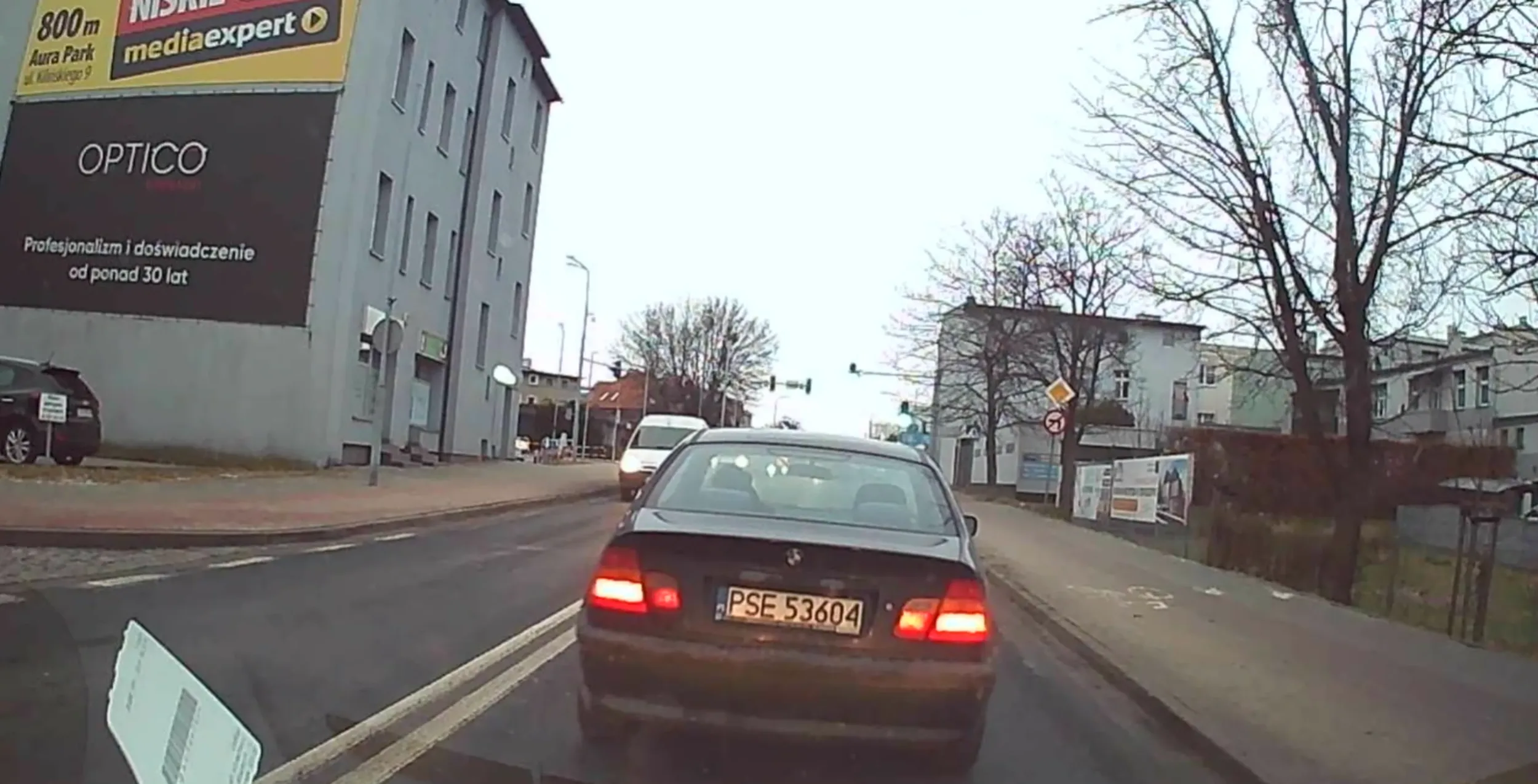 Człowiek nieodpowiedzialny, nie zwraca uwagi na sygnalizację świetlną. Prawdopodobnie korzystał z telefonu podczas jazdy.