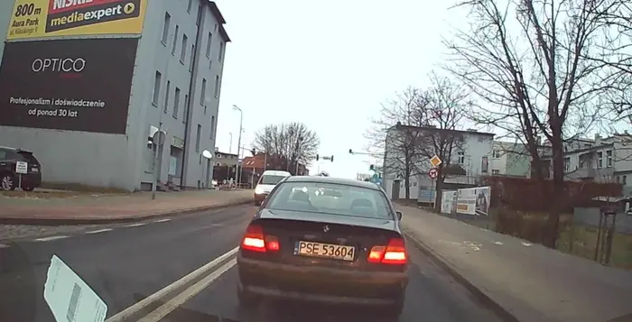 Człowiek nieodpowiedzialny, nie zwraca uwagi na sygnalizację świetlną. Prawdopodobnie korzystał z telefonu podczas jazdy.