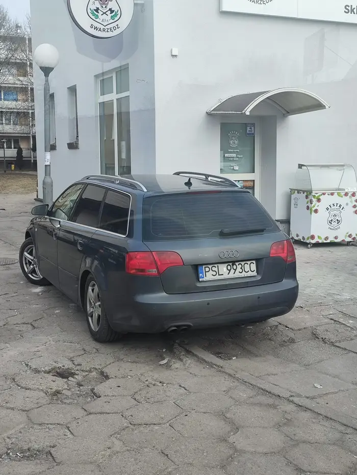 Tam jest zakaz skrętu w prawo znak B-22, niestosowanie się zagrożone jest mandatem 200zł i 5pkt karnych!