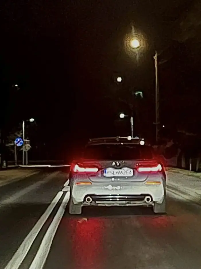 Biała jedynka. Blondynie zgasł na światłach. Silnik nie odpalił, bo klekot. Jej 50-kilowy chłopak wyszedł i próbował zepchnąć ją na pobocze, ale złamał rękę… Laska musi zacząć przyjmować więcej zleceń, żeby kupić coś lepszego. Czasami też jeździ naćpana