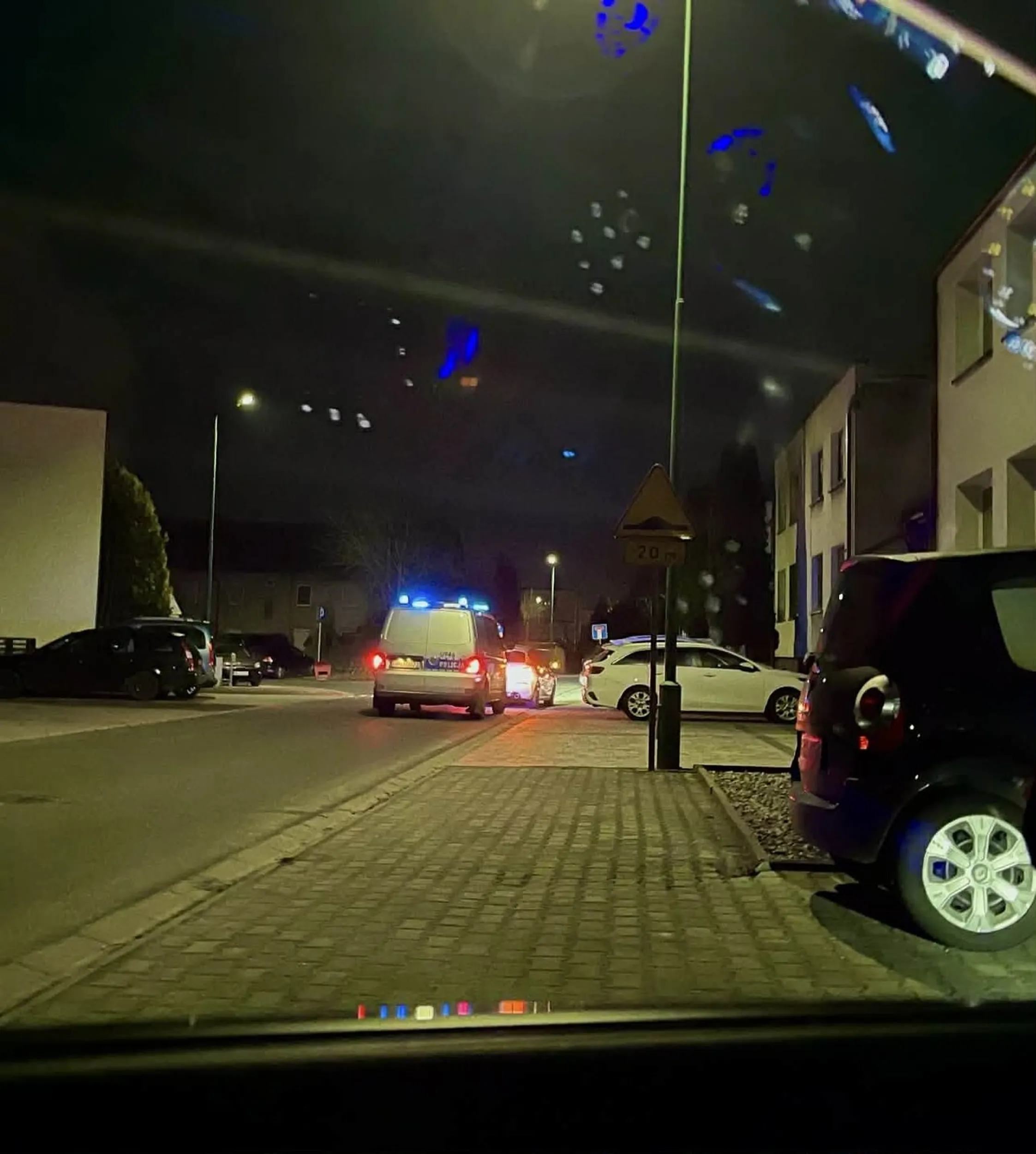 Biała jedynka. Blondynie zgasł na światłach. Silnik nie odpalił, bo klekot. Jej 50-kilowy chłopak wyszedł i próbował zepchnąć ją na pobocze, ale złamał rękę… Laska musi zacząć przyjmować więcej zleceń, żeby kupić coś lepszego. Czasami też jeździ naćpana