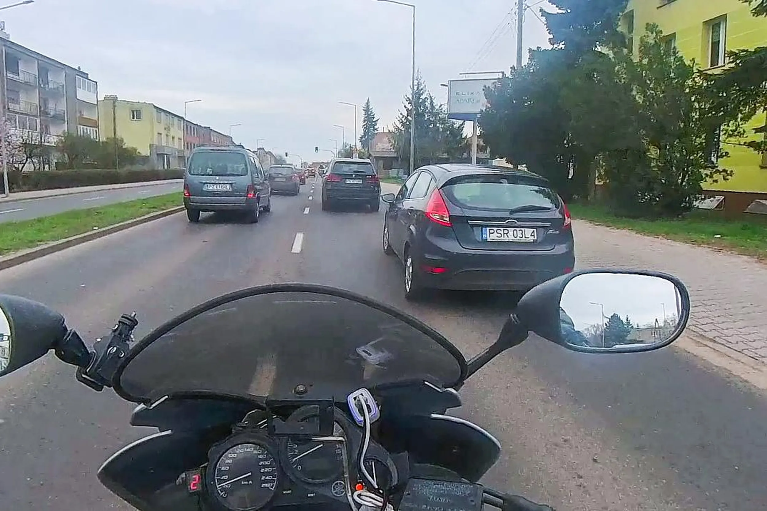 Uprzejmy kierowca względem motocyklistów - patrzy w lusterka, obserwuje drogę i robi miejsce, żeby się nam jechało sprawnie i bezpiecznie. Dziękuję i LwG!