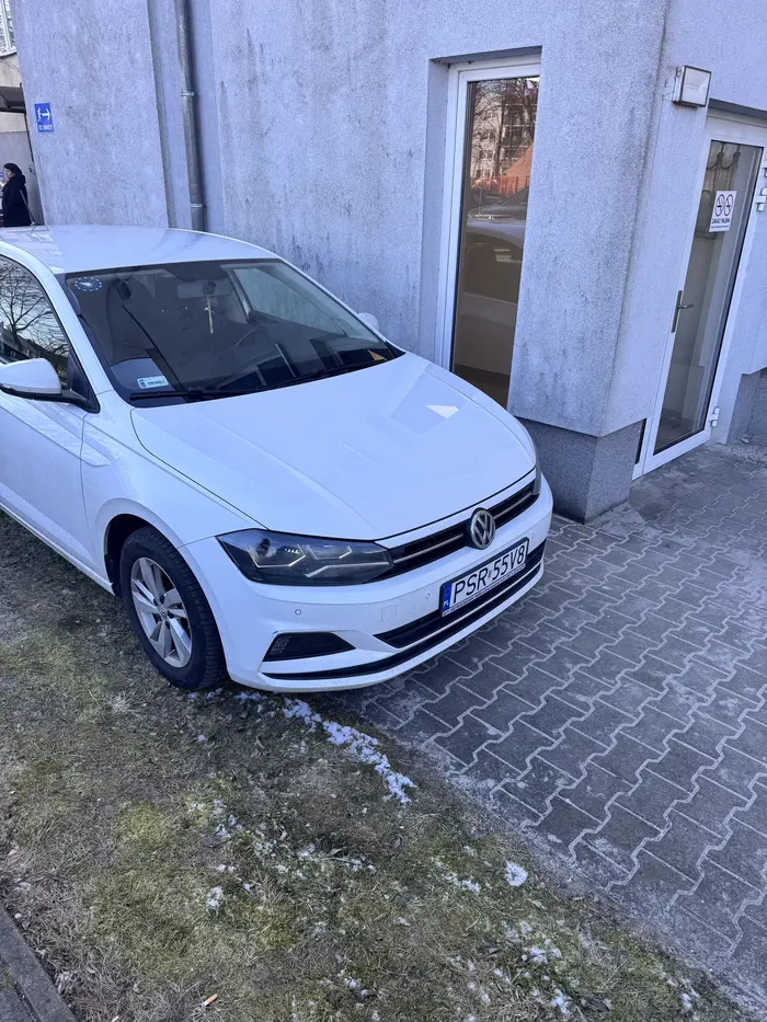 Brawo za inteligencję blokujesz dojazd do windy pod przychodnią, gdzie pełno ludzi o kulach i na wózkach. Dobrze że w windzie nie zaparkowałeś