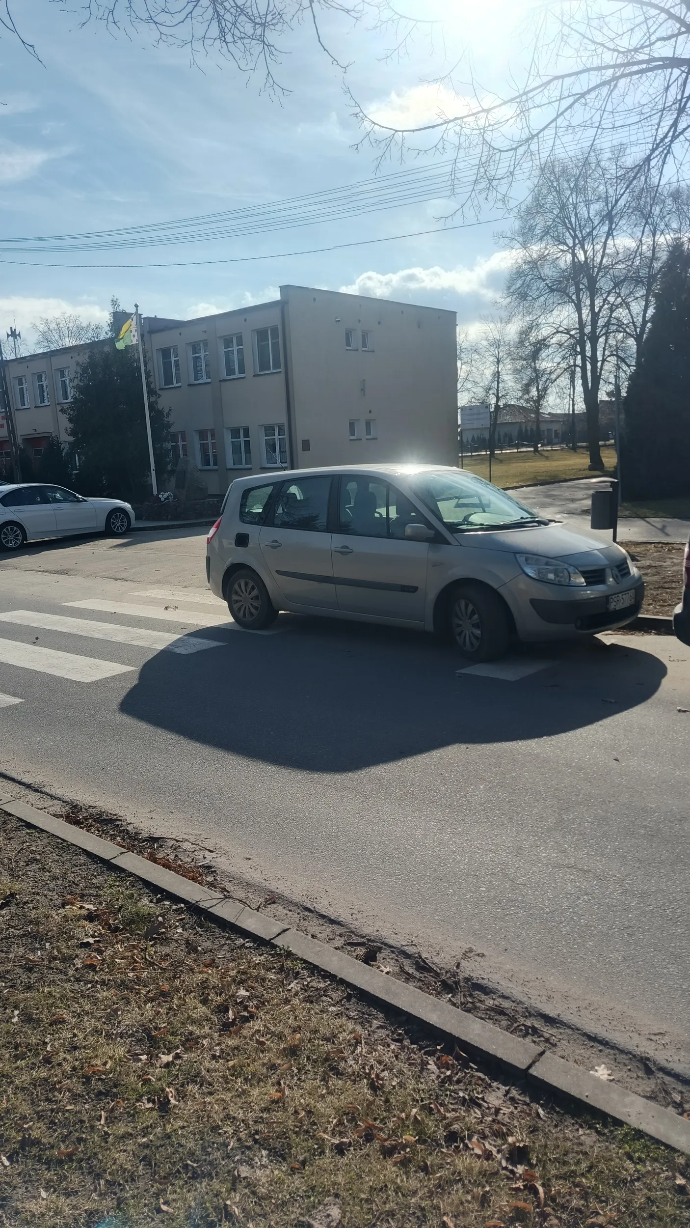 Proszę o naukę przepisów zwłaszcza w zakresie parkowania bo prawko chyba w chipsach znalezione