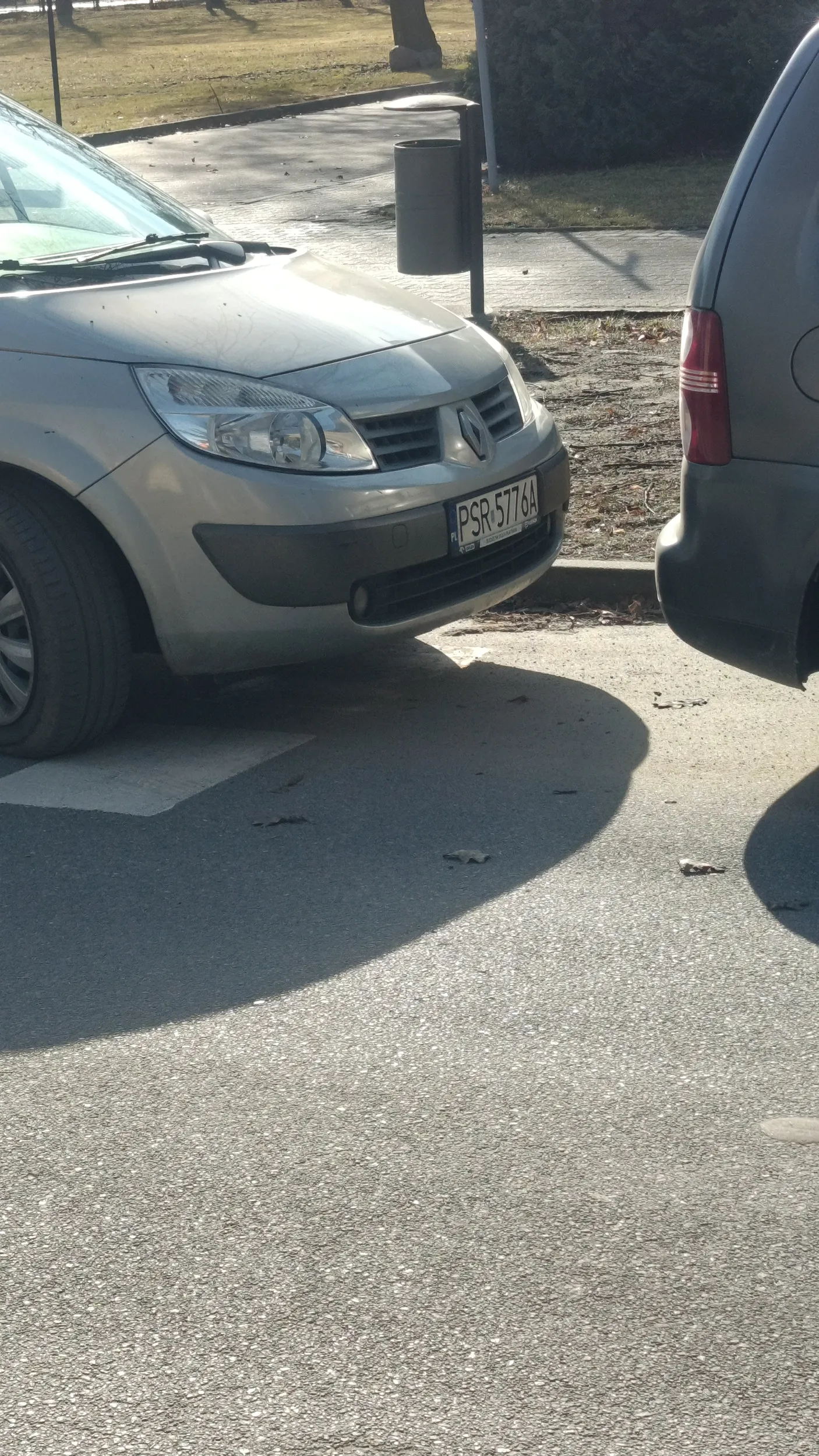 Proszę o naukę przepisów zwłaszcza w zakresie parkowania bo prawko chyba w chipsach znalezione