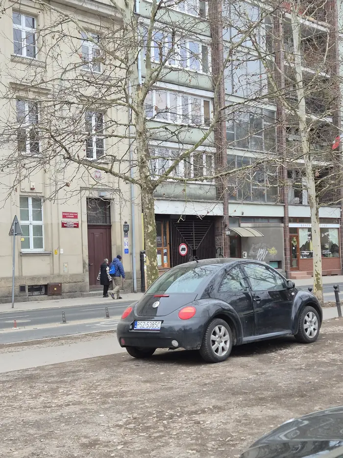 Na zdjęciu akurat nie ma popisu tej osoby - zrobione innego dnia. Dwa tygodnie temu zablokowała 5 innych aut na parkingu na półwiejskiej w Poznaniu, trzeba mieć talent, żeby to zrobić. Jak nie ma miejsc na parkingu to się nie staje byle gdzie.