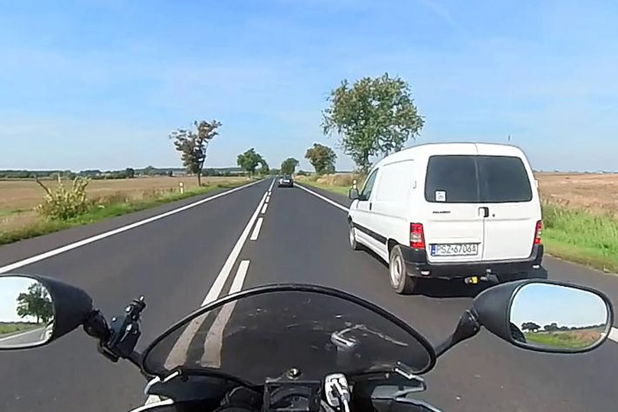 Uprzejmy kierowca względem motocyklistów - patrzy w lusterka, obserwuje drogę i robi miejsce, żeby się nam jechało sprawnie i bezpiecznie. Dziękuję i LwG!