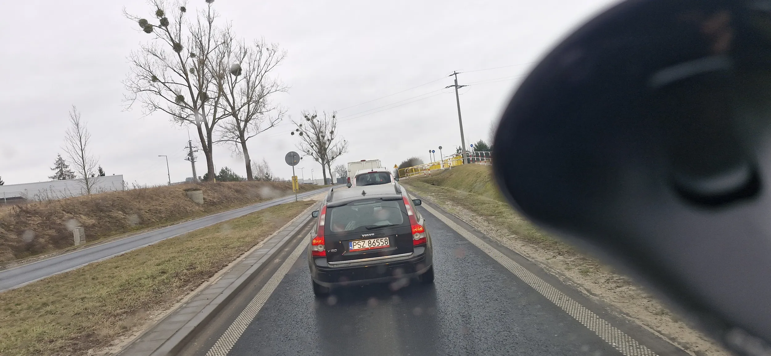 Cep nie wie co to jest jazda na suwak podczas zatoru drogowego. Polecam wrócić do szkoły jazdy i sie podszkolić.