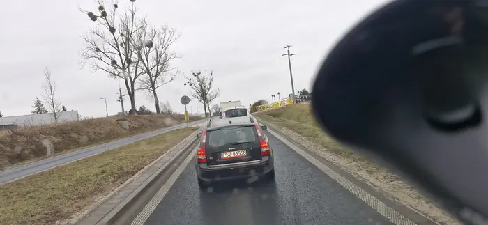 Cep nie wie co to jest jazda na suwak podczas zatoru drogowego. Polecam wrócić do szkoły jazdy i sie podszkolić.