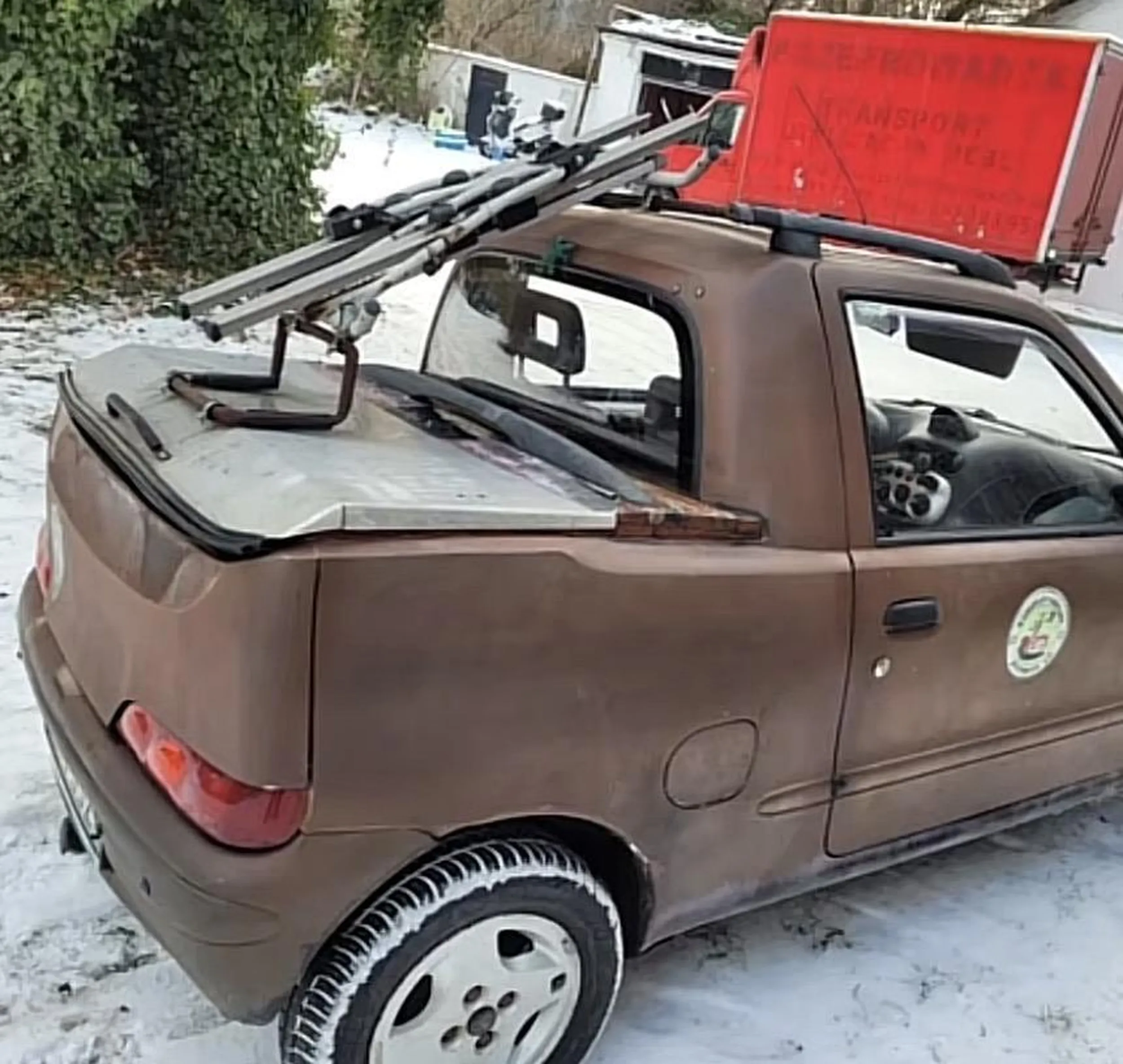 Kierowca doczepił sobie z tylu karabin maszynowy