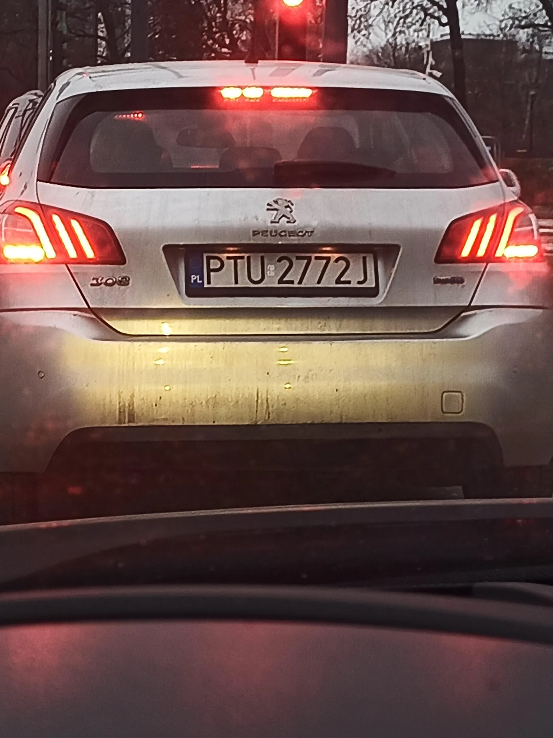 Nie polecam kierującej , wpuszczanie ludzi w jeździe na suwak jest dla niej totalnie obcy zwykły burak bez pomyślunku