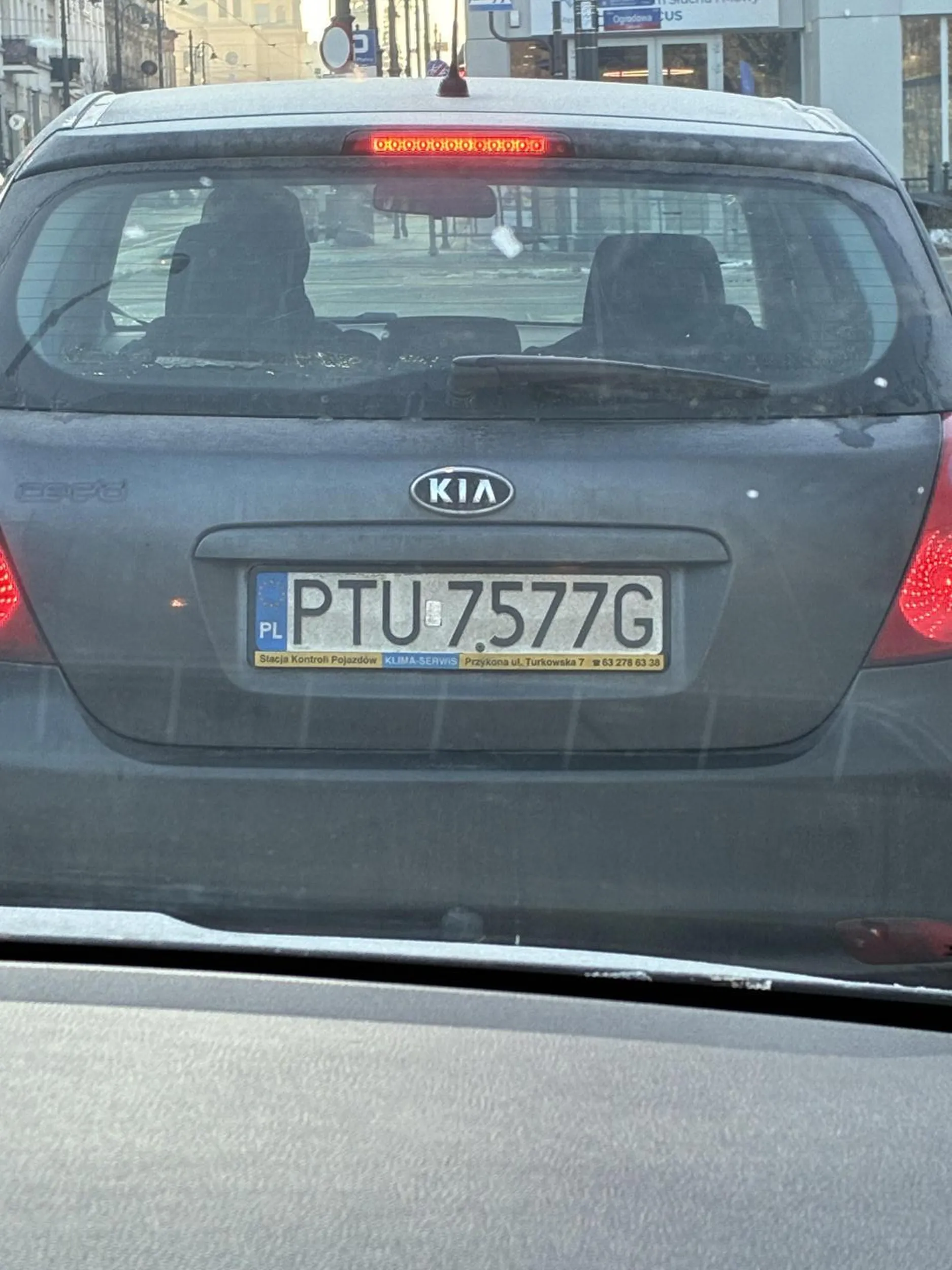 Pan wyprzedzał nas i tramwaj na przejściu dla pieszych, prawie zrobił kolizję. Proszę uważać Nagranie przesłane do policji