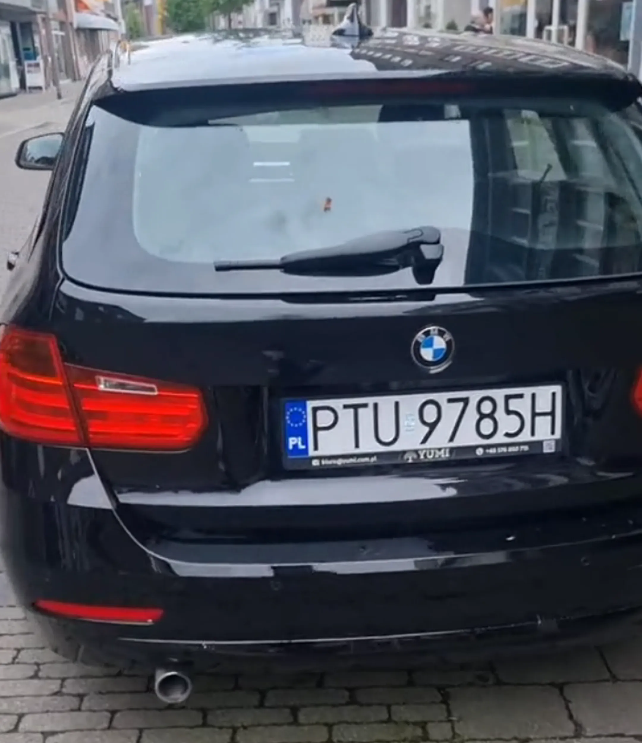 Jechał obok mojej szkoły i zapraszał dzieci do auta żeby zagrały na jakims serwerze polski lore.