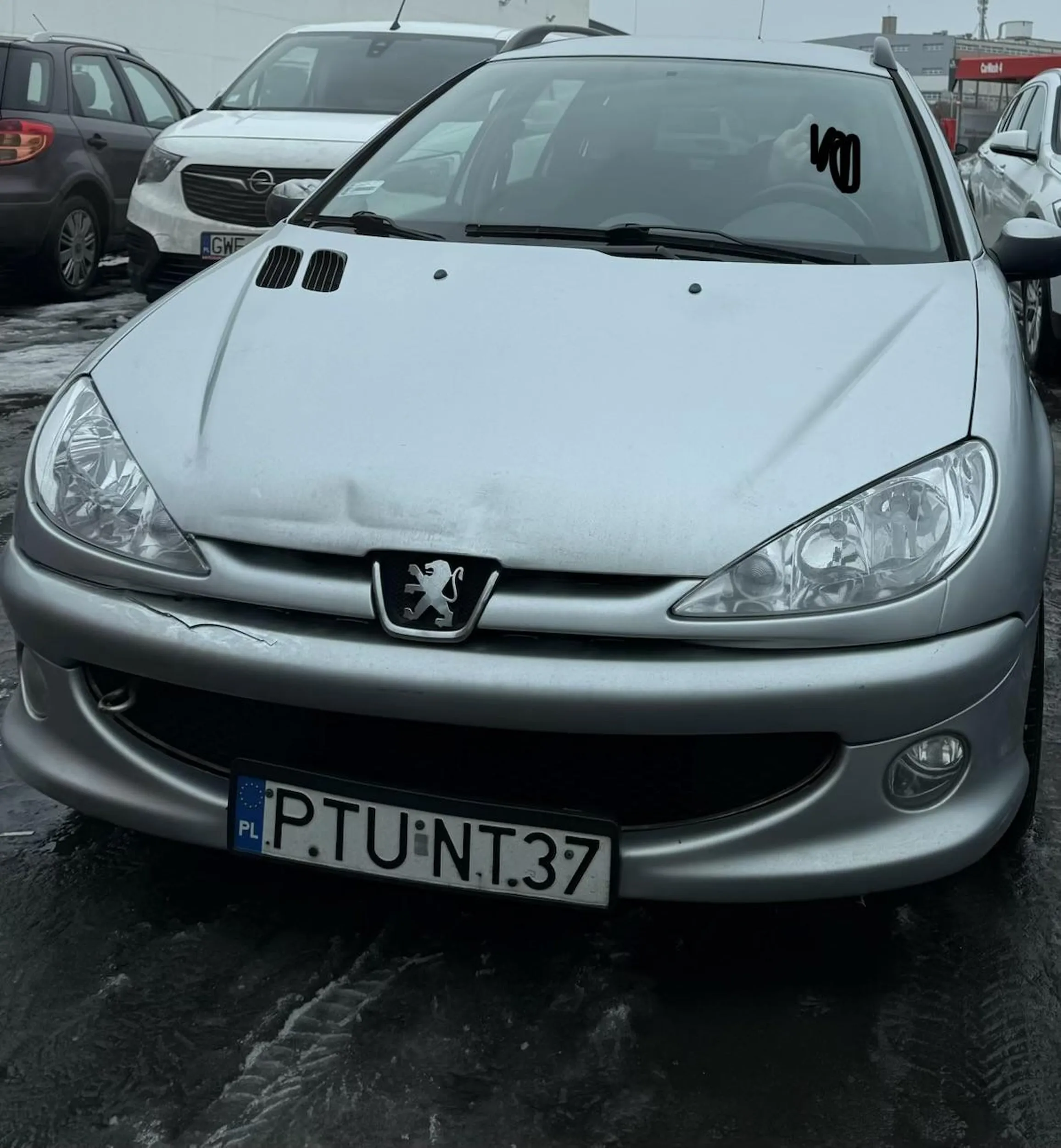 Pan nie potrafi stanąć równo w liniach na parkingu i wylewa frustracje na inne osoby