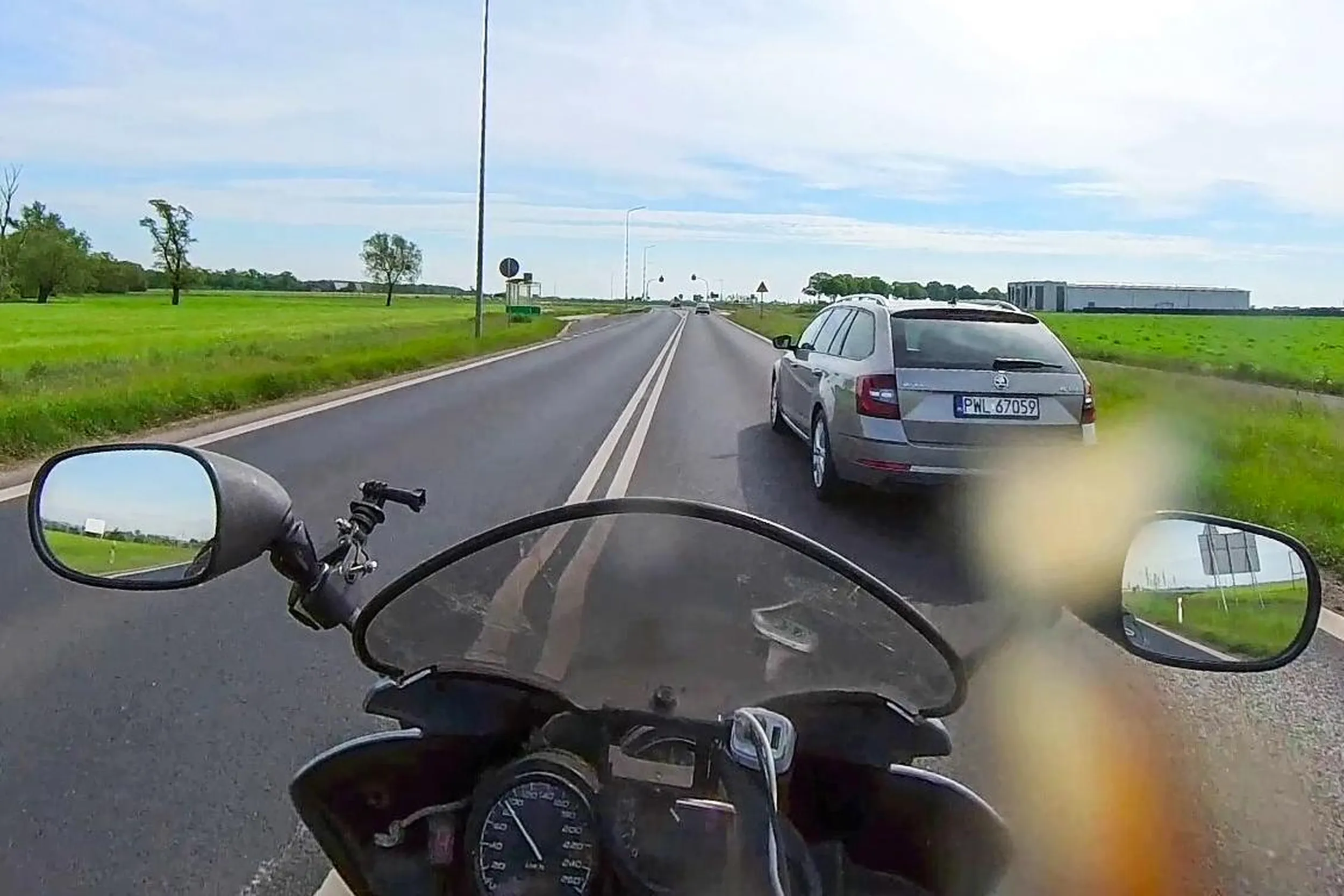 Uprzejmy kierowca względem motocyklistów - patrzy w lusterka, obserwuje drogę i robi miejsce, żeby się nam jechało sprawnie i bezpiecznie. Dziękuję i LwG!