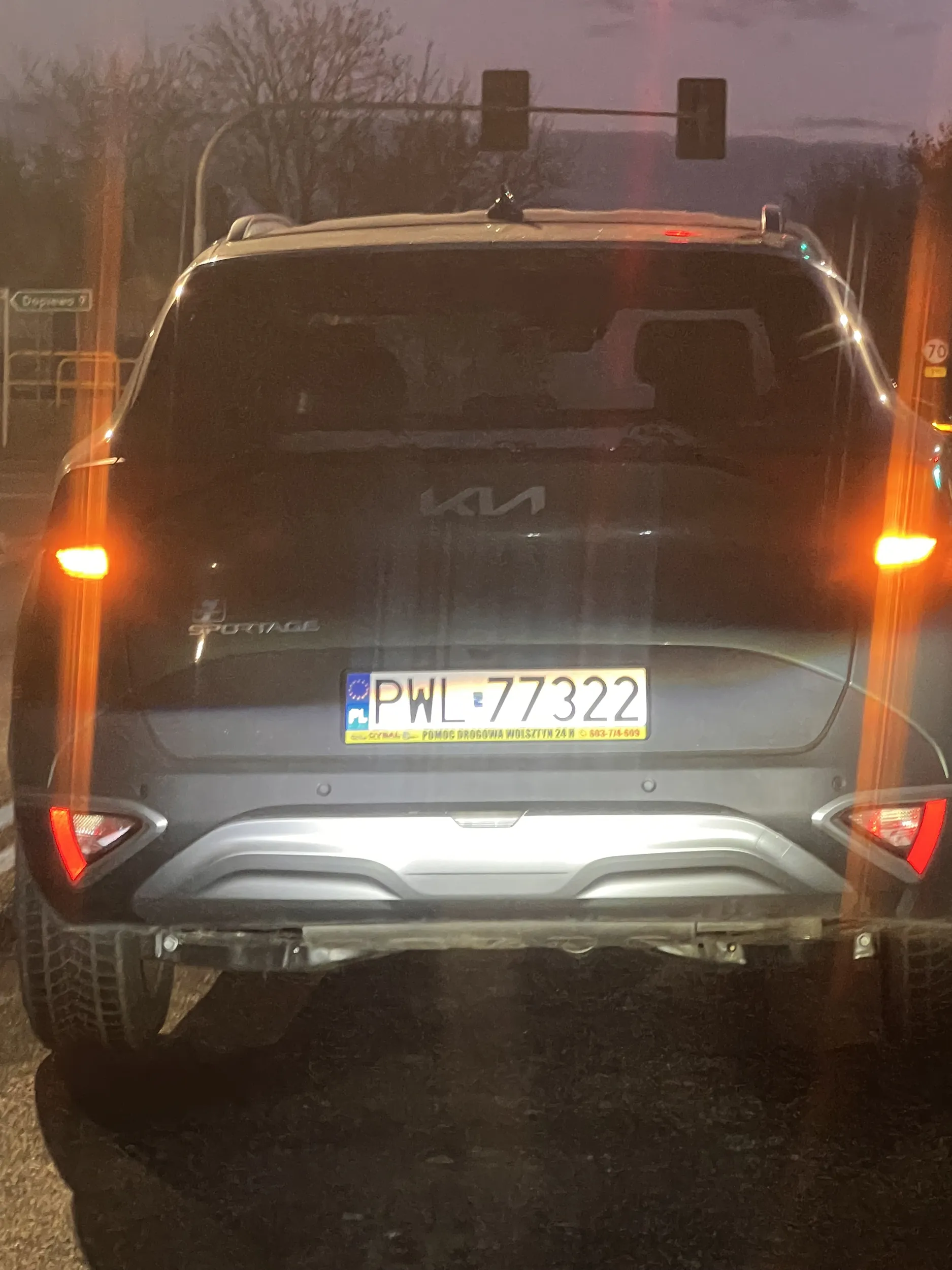 Kierowca tego pojazdu zachowuje się nieadekwatnie i stwarza zagrożenie na drodze. Odniosłem wrażenie, że może znajdować się pod wpływem alkoholu