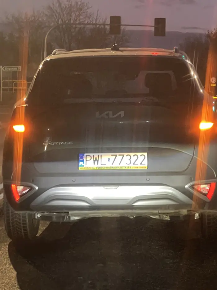 Kierowca tego pojazdu zachowuje się nieadekwatnie i stwarza zagrożenie na drodze. Odniosłem wrażenie, że może znajdować się pod wpływem alkoholu