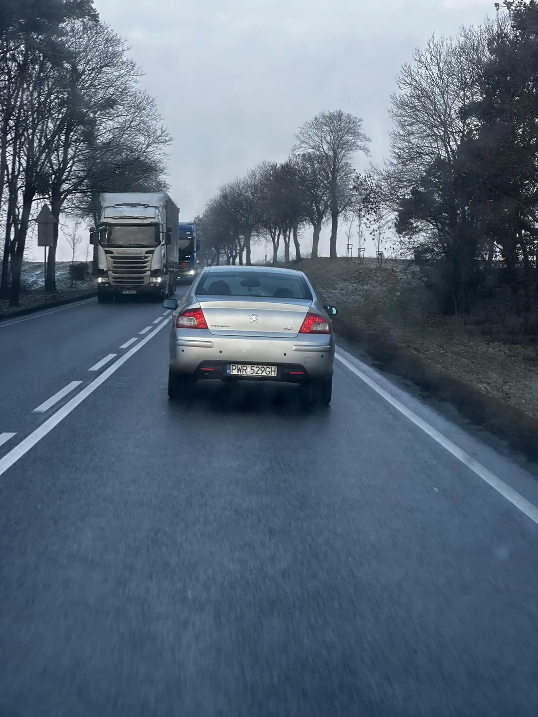 Nie wiem czy pani za kierownicą była pijana od rana, czy po prostu ma z głową. Jedzie sama w aucie 40km/h na 90. J**nięta :/