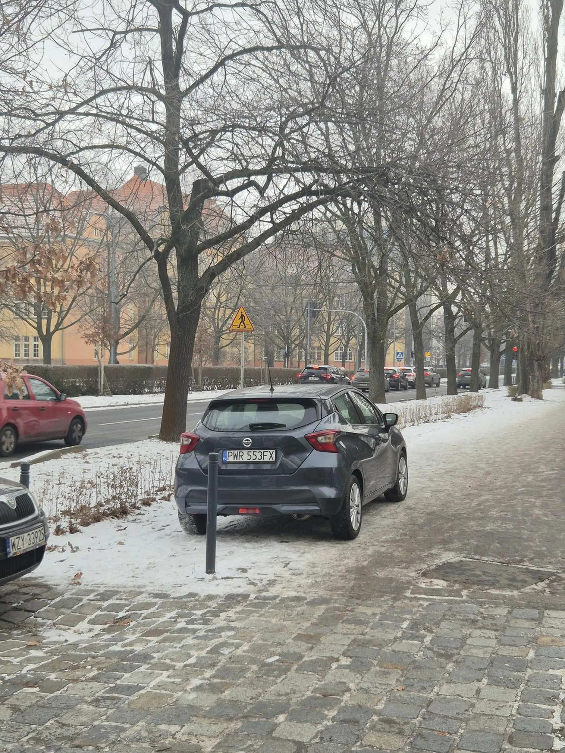 Nawet słupek nie zabroni parkować na chodniku... kompletny brak wstydu. Zgłoszone na policję.