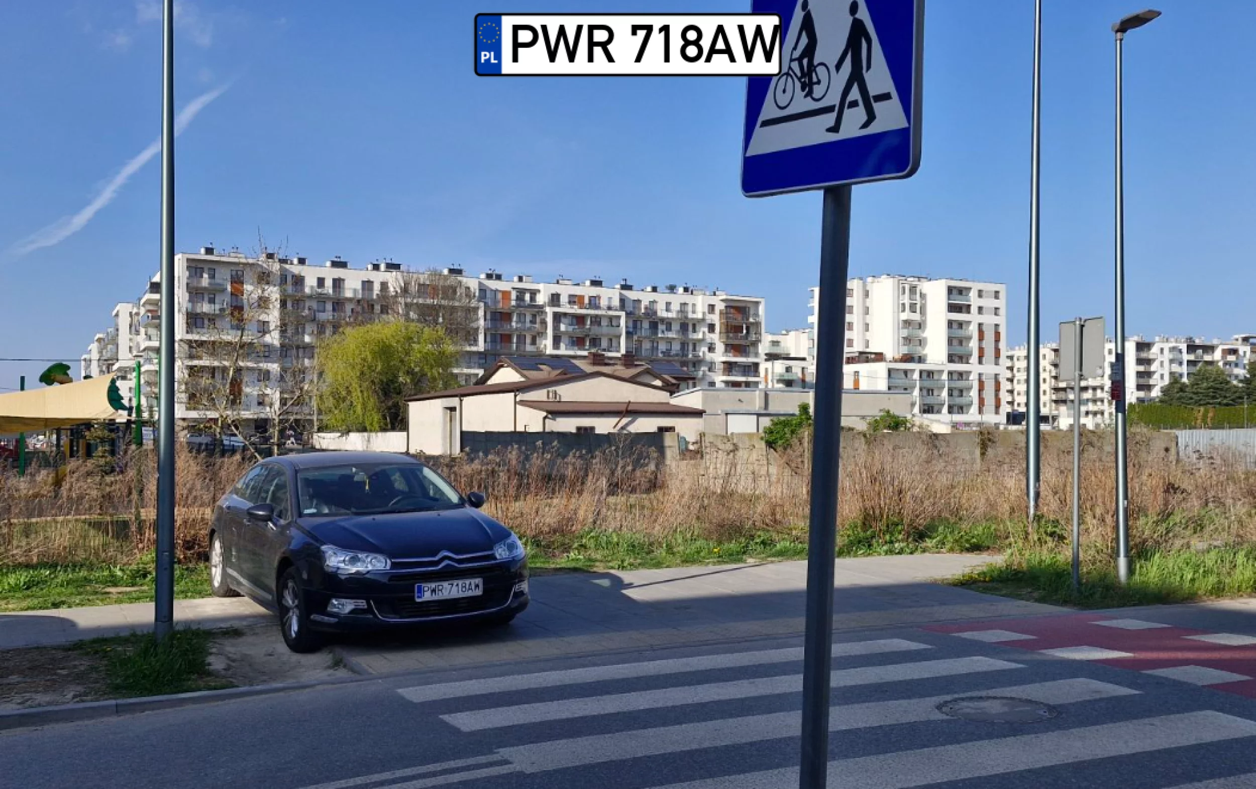 Stoi od tygodnia. Może kradziony? a może nie wrócił z delegacji jeszcze.