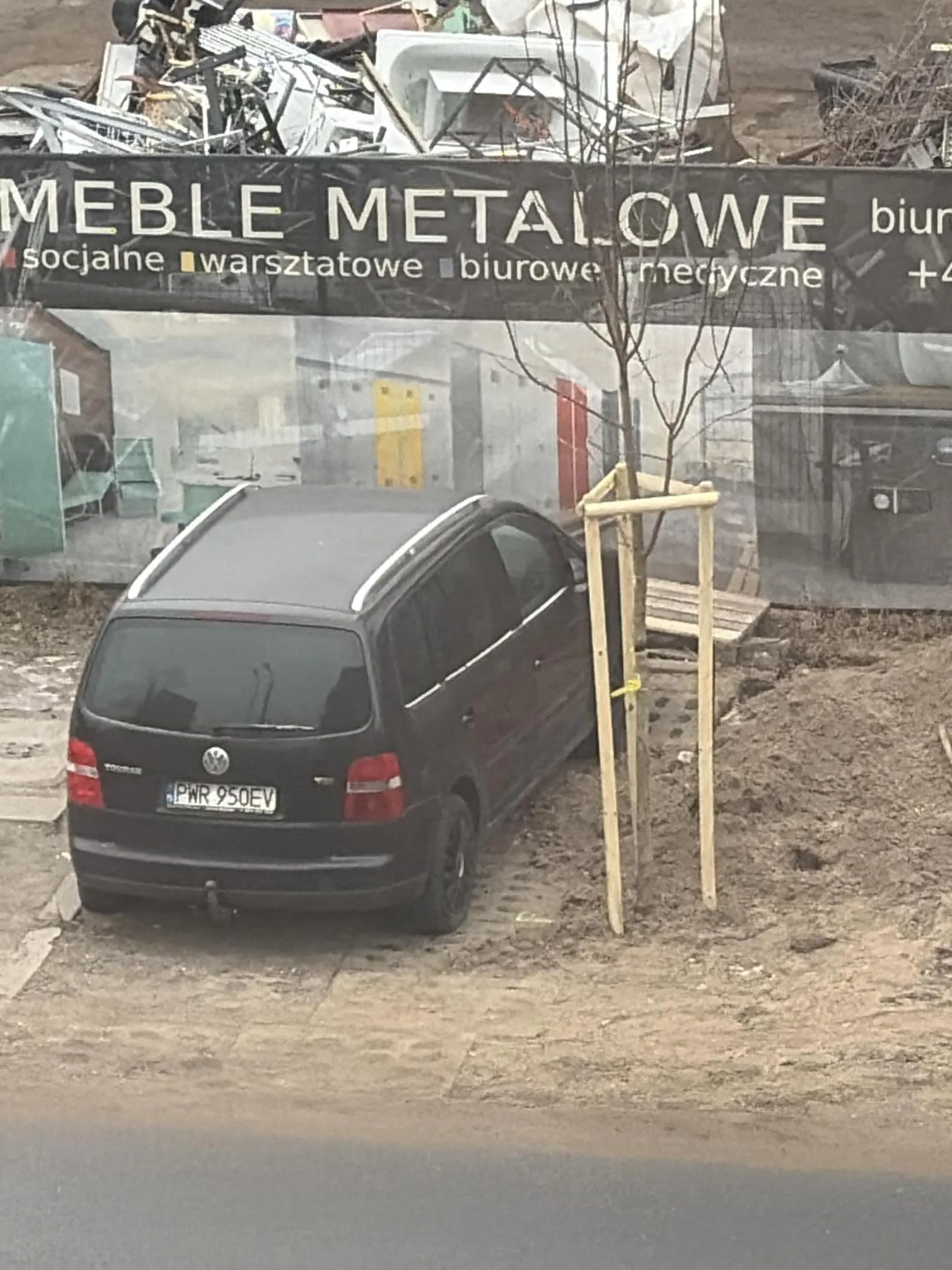 Stoi na tym samym miejscu 2 miesiące, przeszkadza pracom remontowym