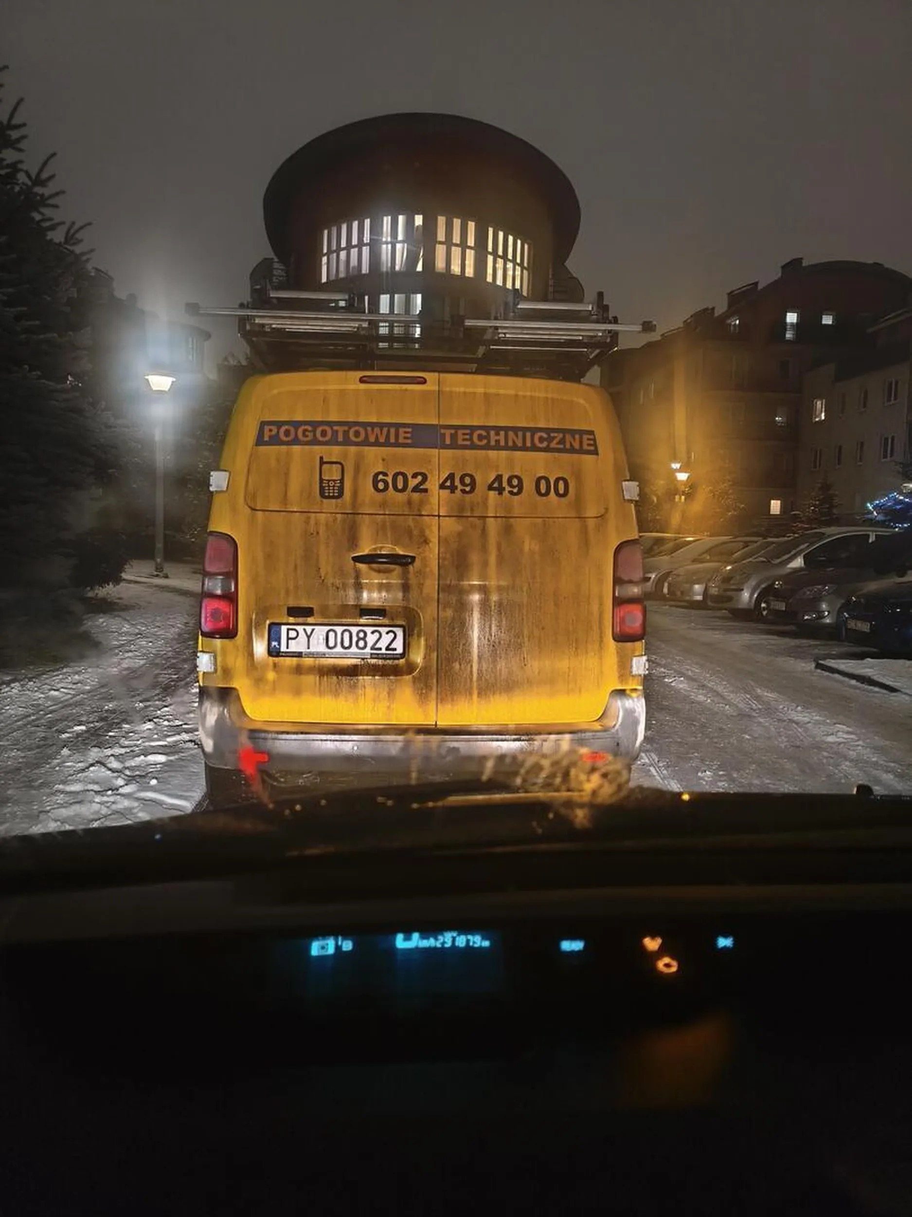 Ten facet zachowuje się na drodze w sposób bardzo niebezpieczny. Niebezpiecznie wyprzedza, przekraczając linię ciągłą, często wyjeżdża na przeciwległy pas ruchu oraz zajeżdża drogę innym pojazdom. Proszę o zwrócenie uwagi organów ścigania na jego zachowanie.
