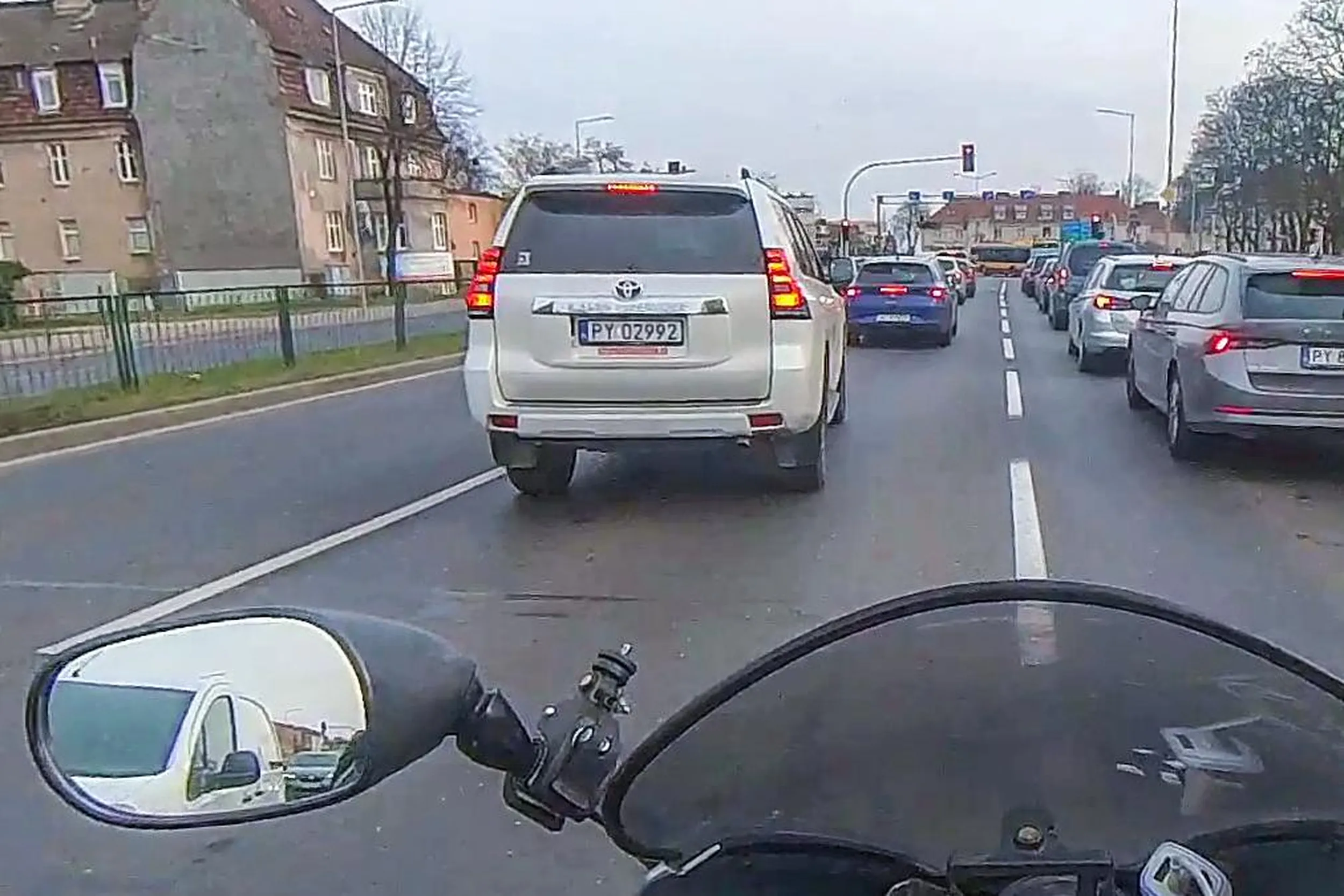 Uprzejmy kierowca względem motocyklistów - patrzy w lusterka, obserwuje drogę i robi miejsce, żeby się nam jechało sprawnie i bezpiecznie. Dziękuję i LwG!