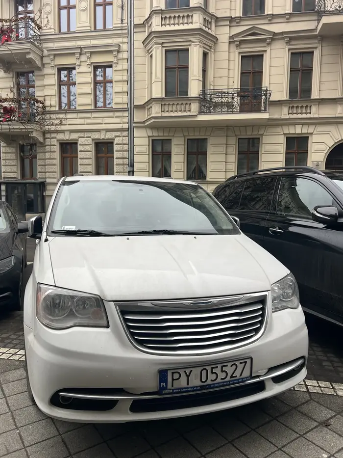 Ukrainka stoi i zastawia przez 15minut wolne miejsce parkingowe ludzie trąbią blokuje drogę z psem na rękach