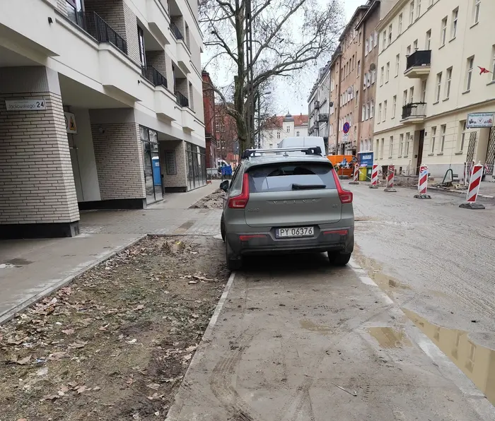 Chodnik idealnym miejscem na zaparkowanie (cały)