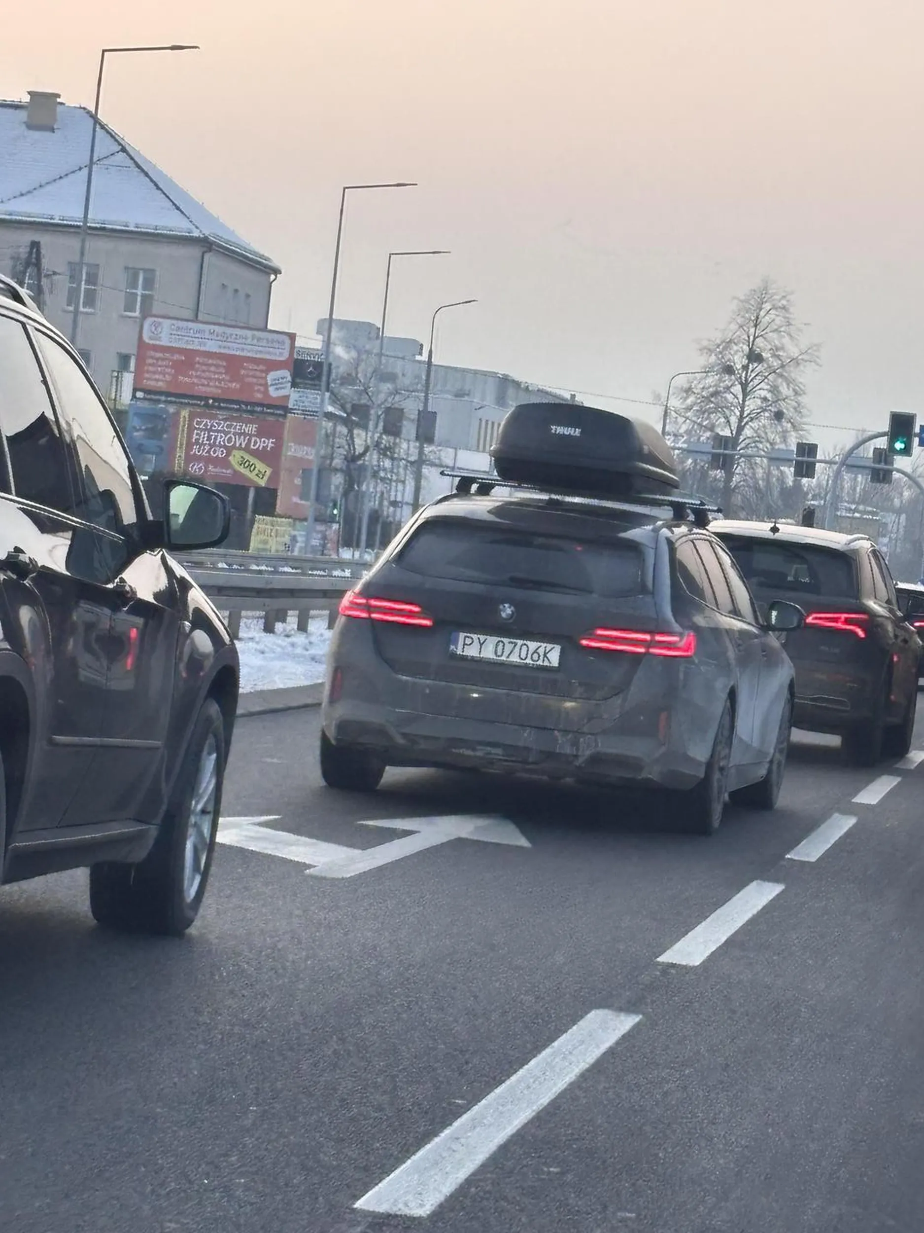 Takiego idioty na ulicy to dawno nie widziałam. Wpycha się pod nadjeżdżające samochody, nie używa kierunkowskazów. Imbecyl, powinni Cię zamknąć w izolatce