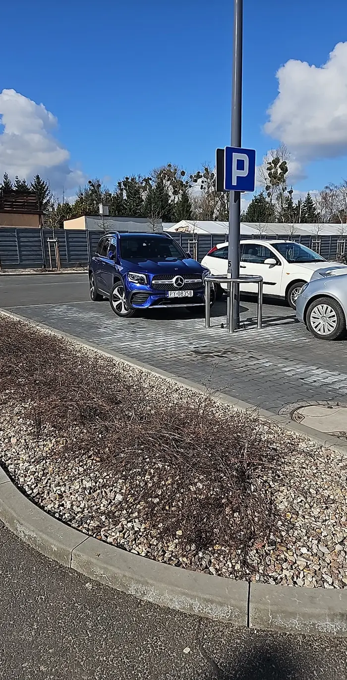 nawet specjalnie bym tak nie umiał zaparkować jak blondi pod lidlem