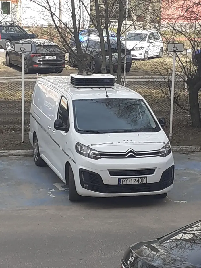 Parkowanie na miejscu dla inwalidy i to jeszcze na dwoch na raz