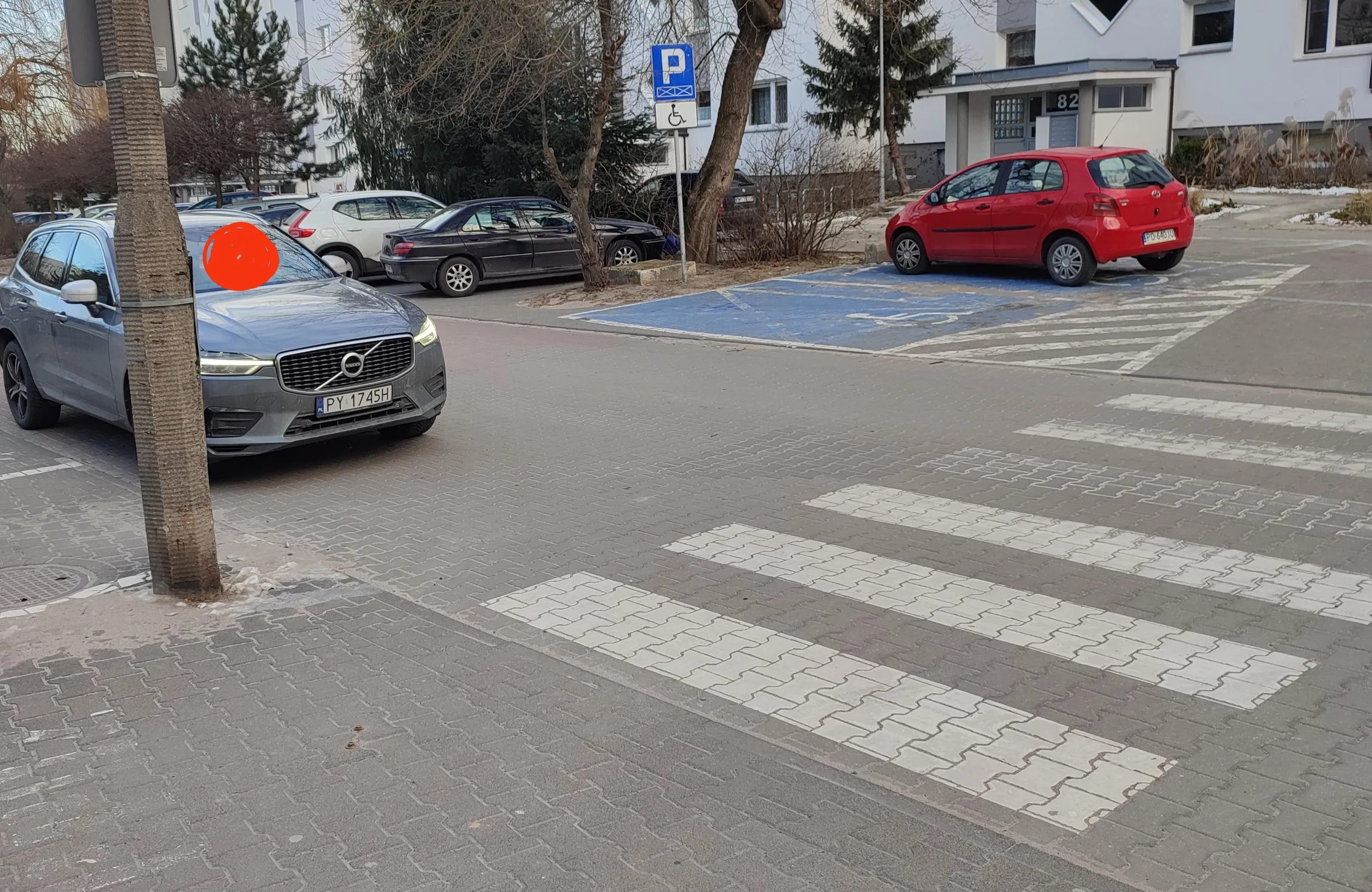 Lubi stać na włączonym silniku zasłaniając przejście dla pieszych przy szkole.