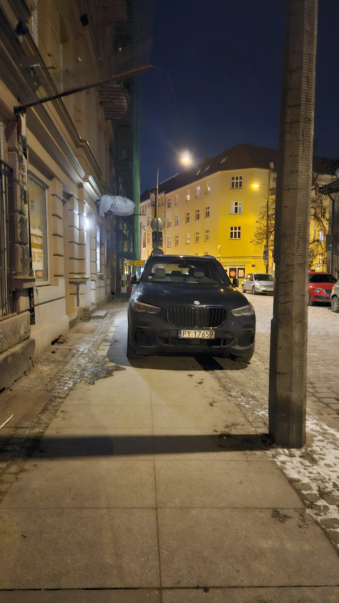 Zajmuje połowę chodnika na zakazie zatrzymywania.