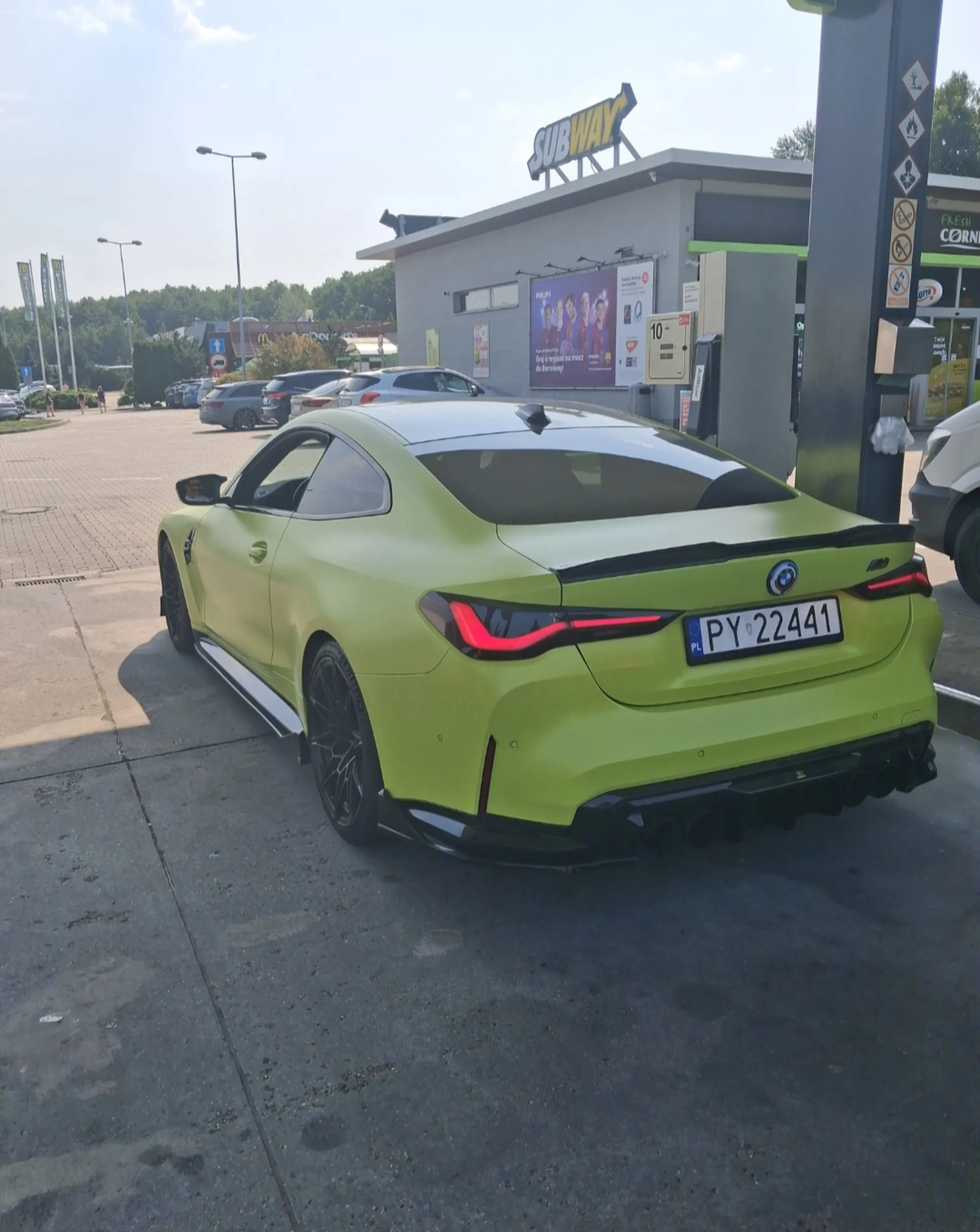 Ostatnio po drodze zatrzymałem się żeby zatankować, był spory ruch na stacji.  Łysy pan stał i blokował dystrybutor. poprosiłem pana aby odjechał, lecz nic to nie dało. Nie pozdrawiam