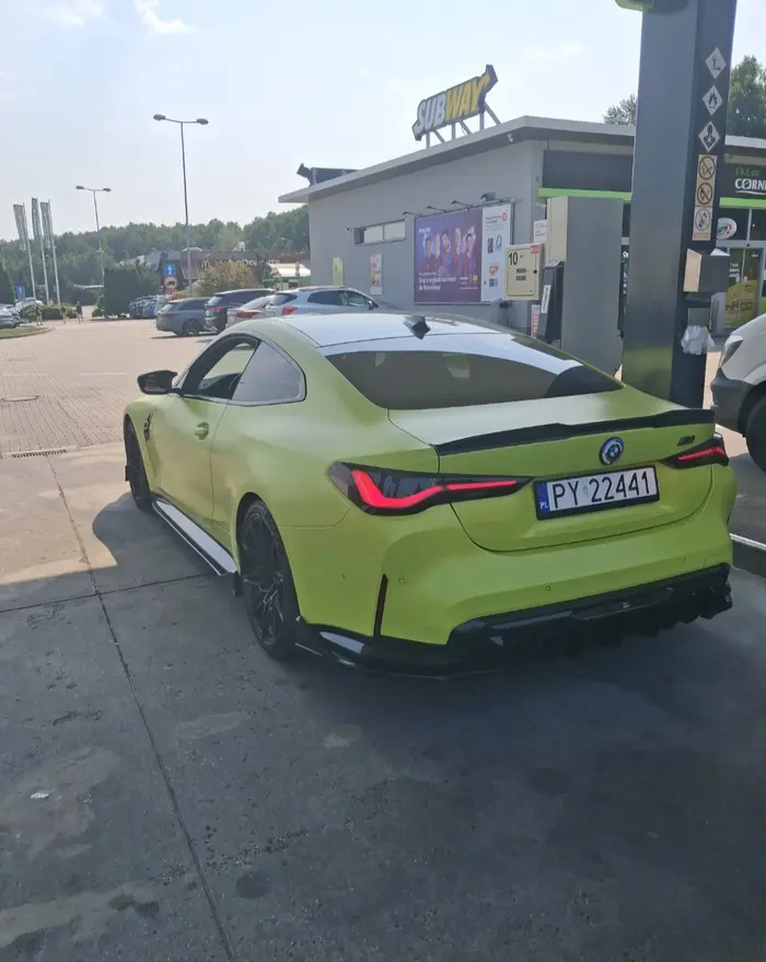 Ostatnio po drodze zatrzymałem się żeby zatankować, był spory ruch na stacji.  Łysy pan stał i blokował dystrybutor. poprosiłem pana aby odjechał, lecz nic to nie dało. Nie pozdrawiam