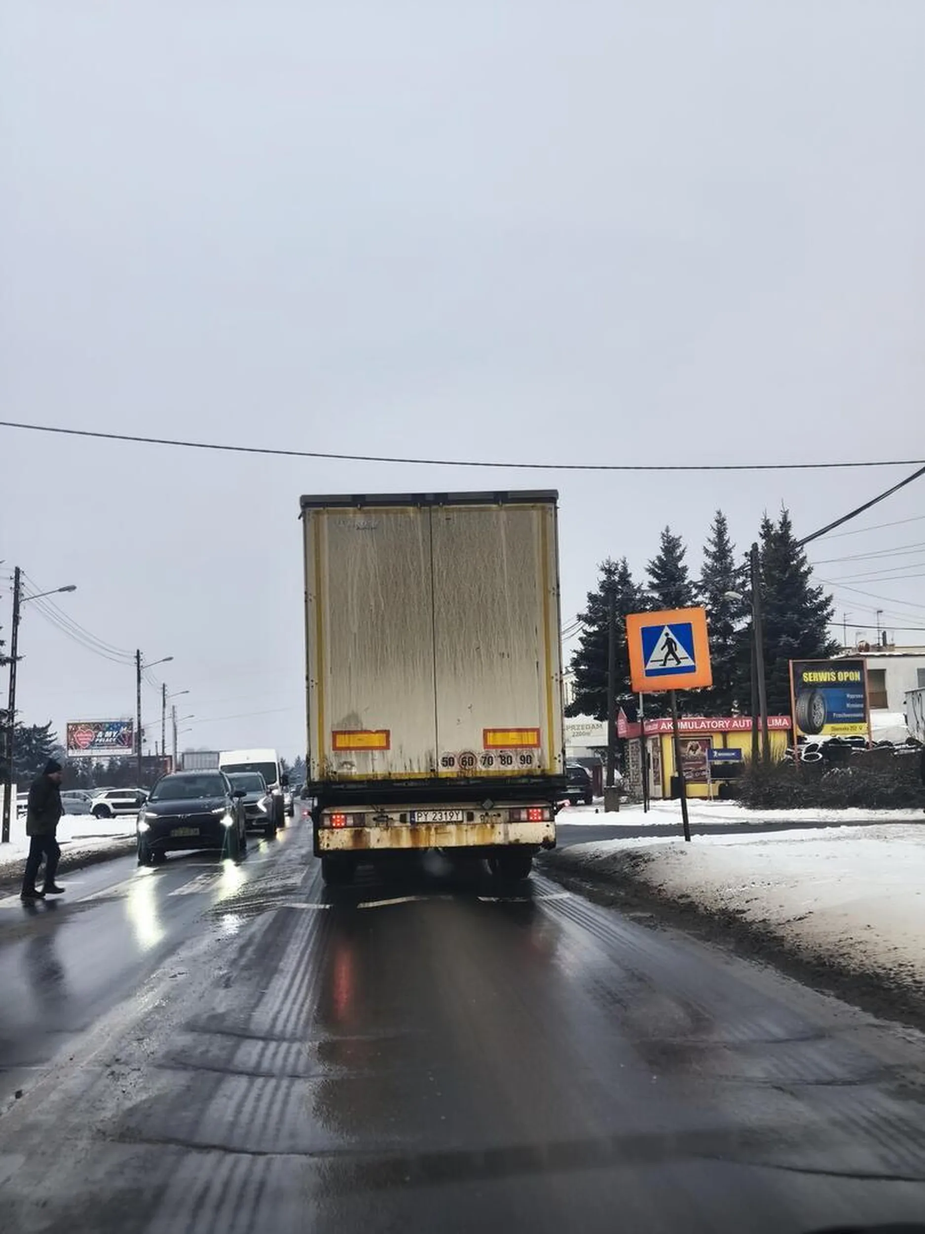 Jazda na suwak jest mu obca, próba spowodowania kolizji w ruchu lądowym. Nie ustąpienie pierwszeństwa pieszemu czekającemu przed pasami na przejście. Posiadam nr. Tablicy rejestracyjnej tylko naczepy