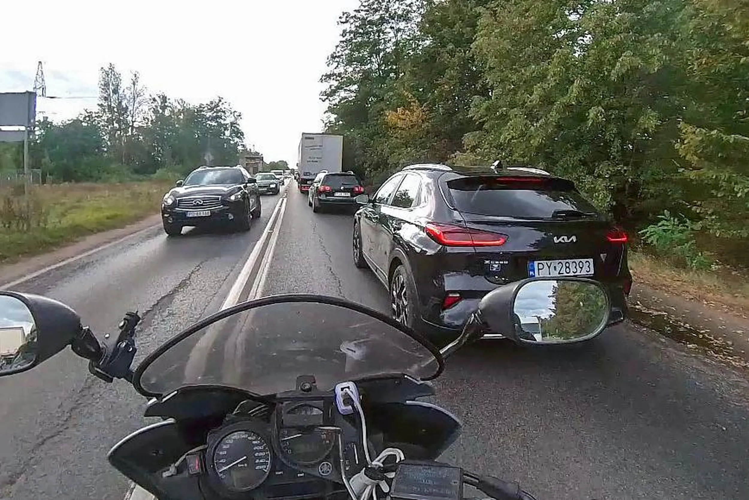 Uprzejmy kierowca względem motocyklistów - patrzy w lusterka, obserwuje drogę i robi miejsce, żeby się nam jechało sprawnie i bezpiecznie. Dziękuję i LwG!