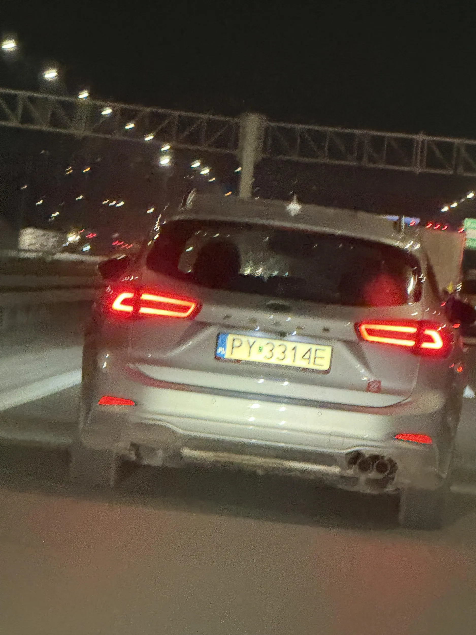 Jedziemy spokojnie z mężem autostardą A4 w kierunku Gliwic, a nagle z prawego pasa próbuje wjechać w nas samochód, bez kierunkowskazu i jakiejkolwiek skruchy. Widzieliśmy, że kierowca dziwnie jedzie na pewno był pod wpływem środków odurzających, uważajcie na niego.