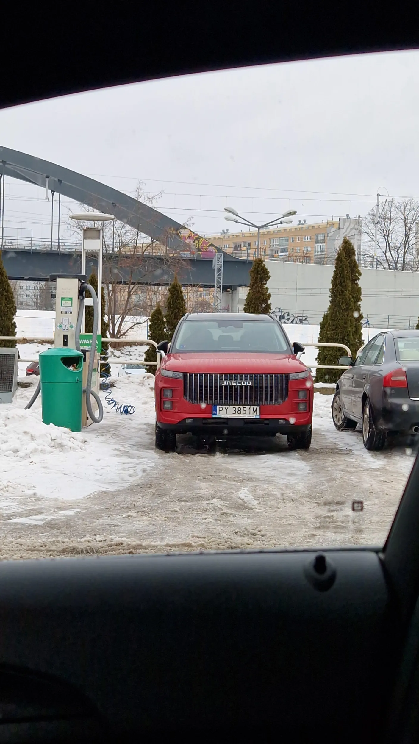 Stare gruzowisko porzucone na stacji benzynowej blokuje dostep do odkurzacza